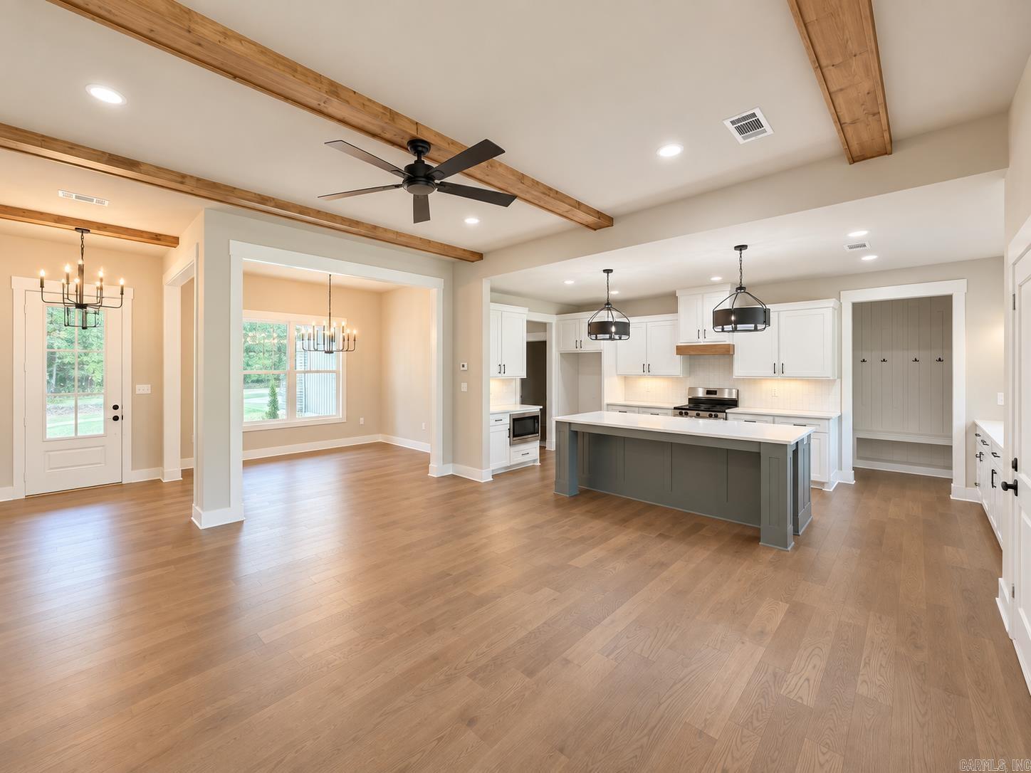 6910 Detonti Property Photo 9