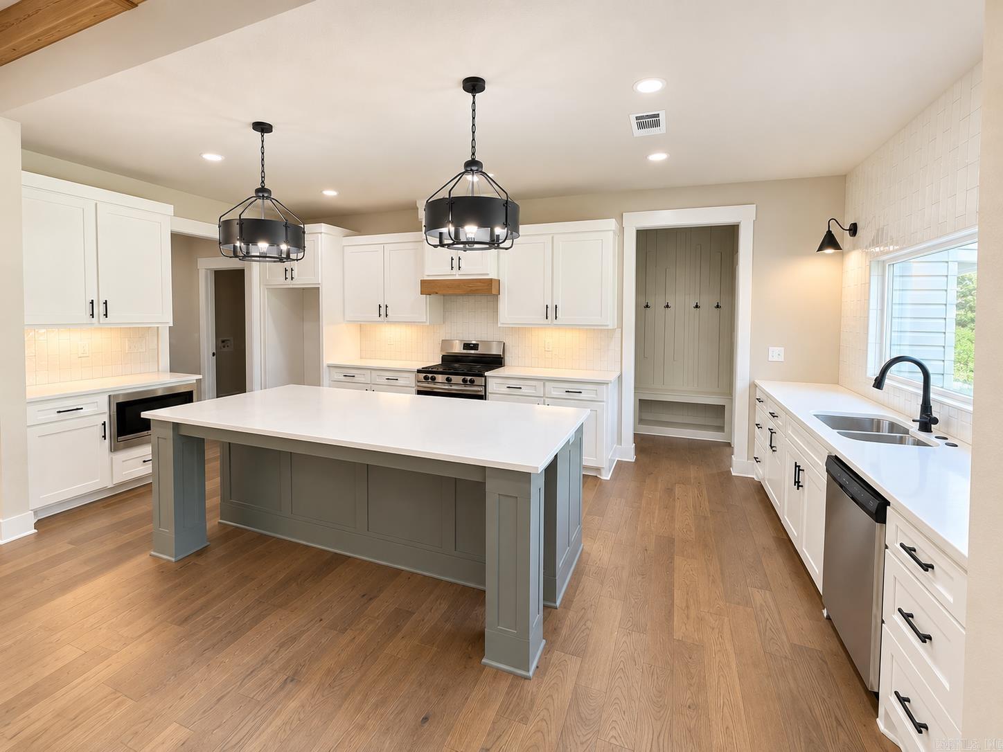 6910 Detonti Property Photo 10