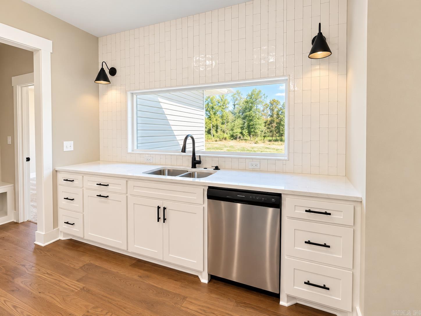 6910 Detonti Property Photo 12