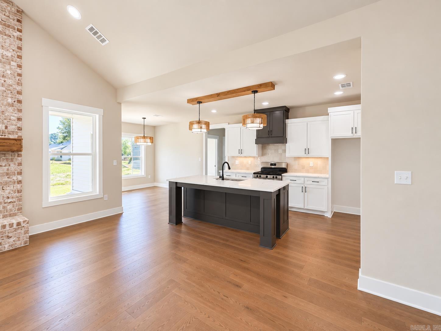 6786 N Detonti Property Photo 8