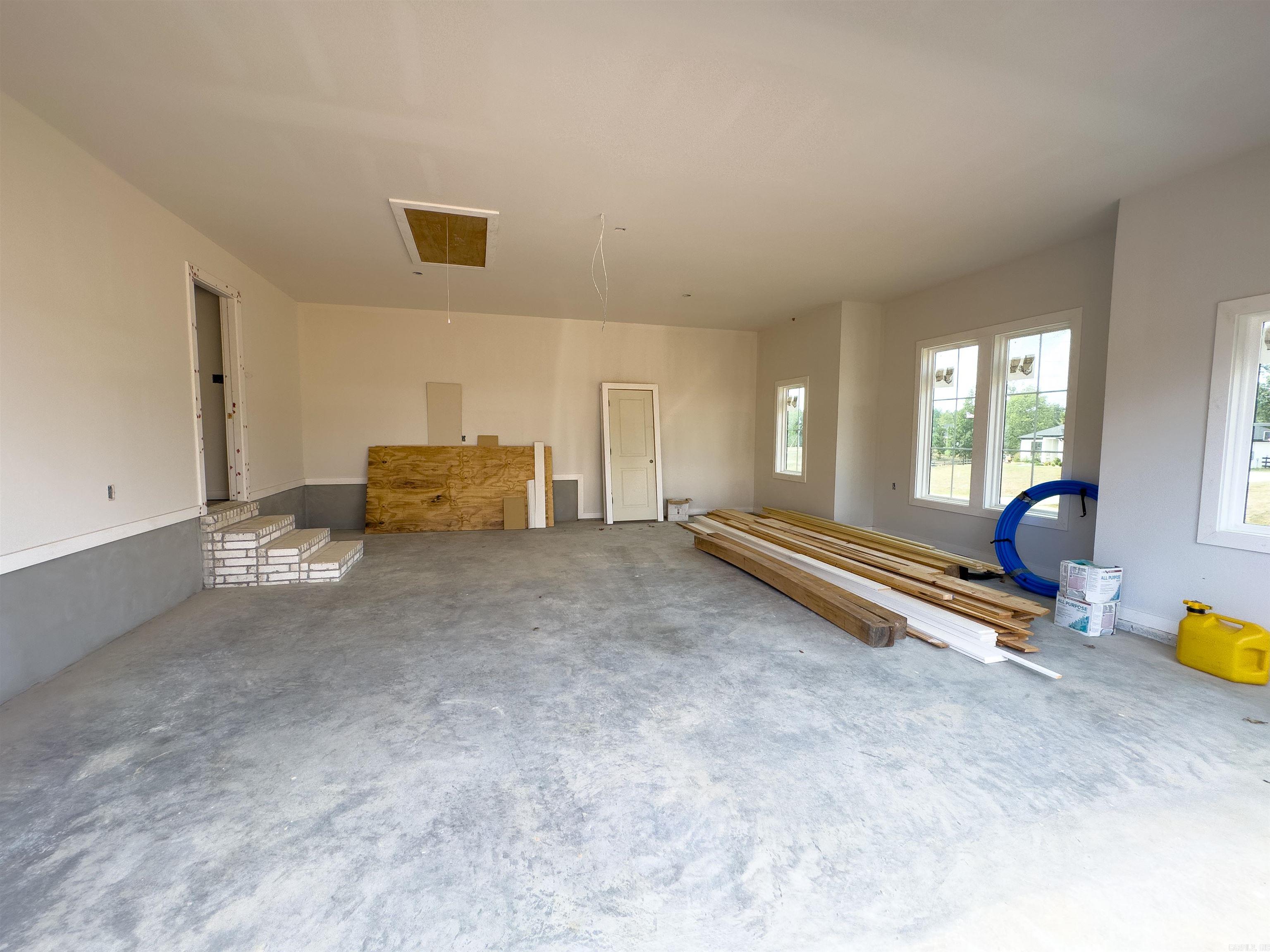1033 Creekwood Cir Property Photo 3