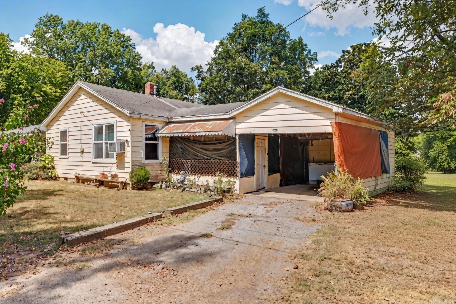 1020 College St Property Photo 1