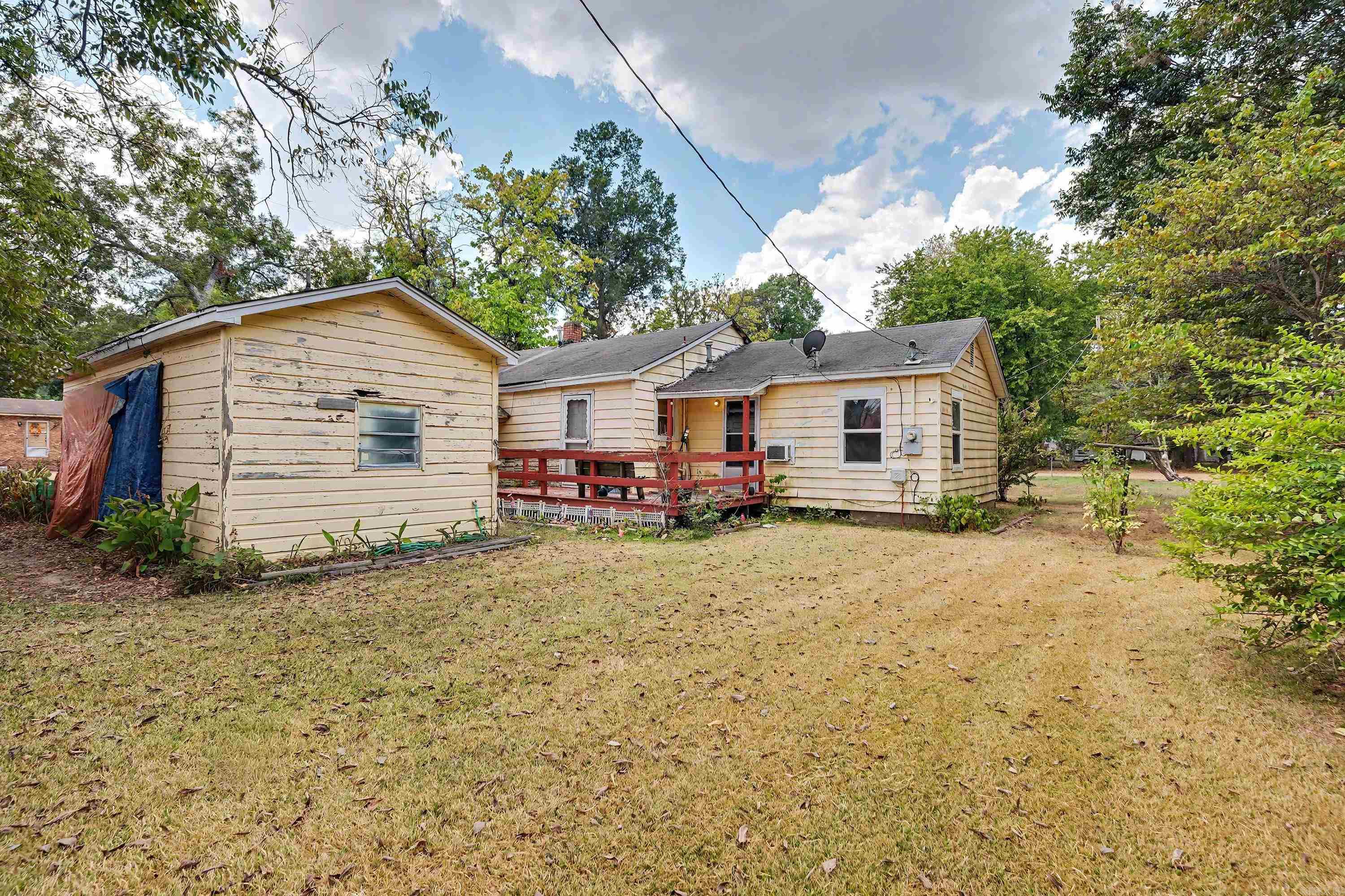 1020 College St Property Photo 4