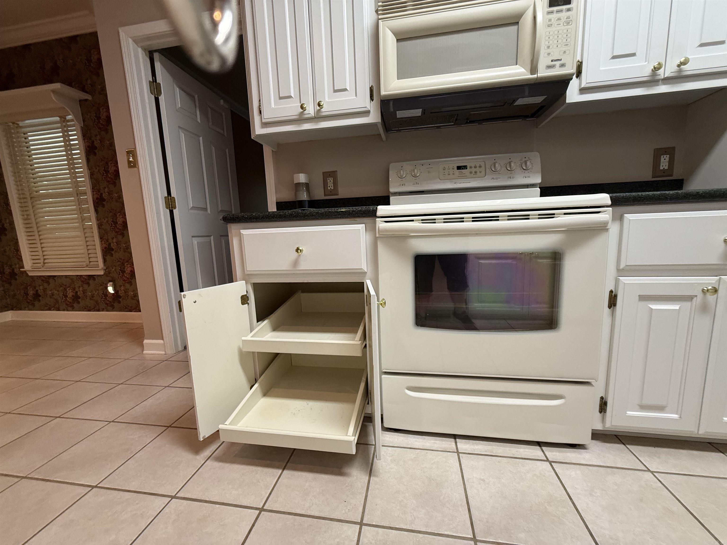 981 Colonial Drive Property Photo 10