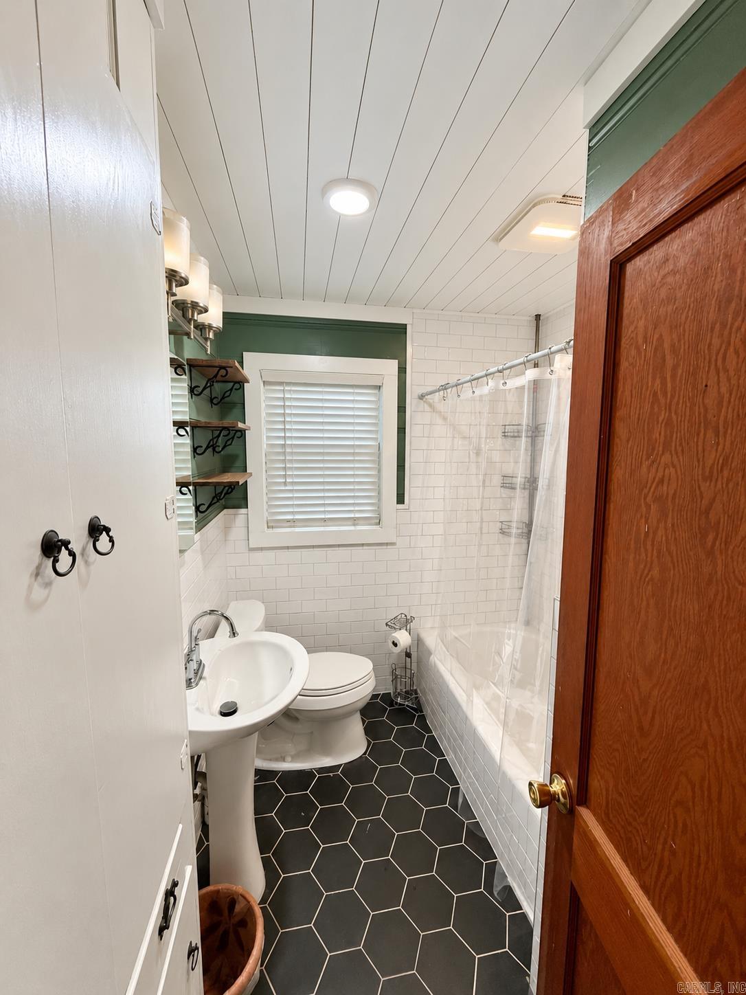 1529 Center Street Property Photo 6