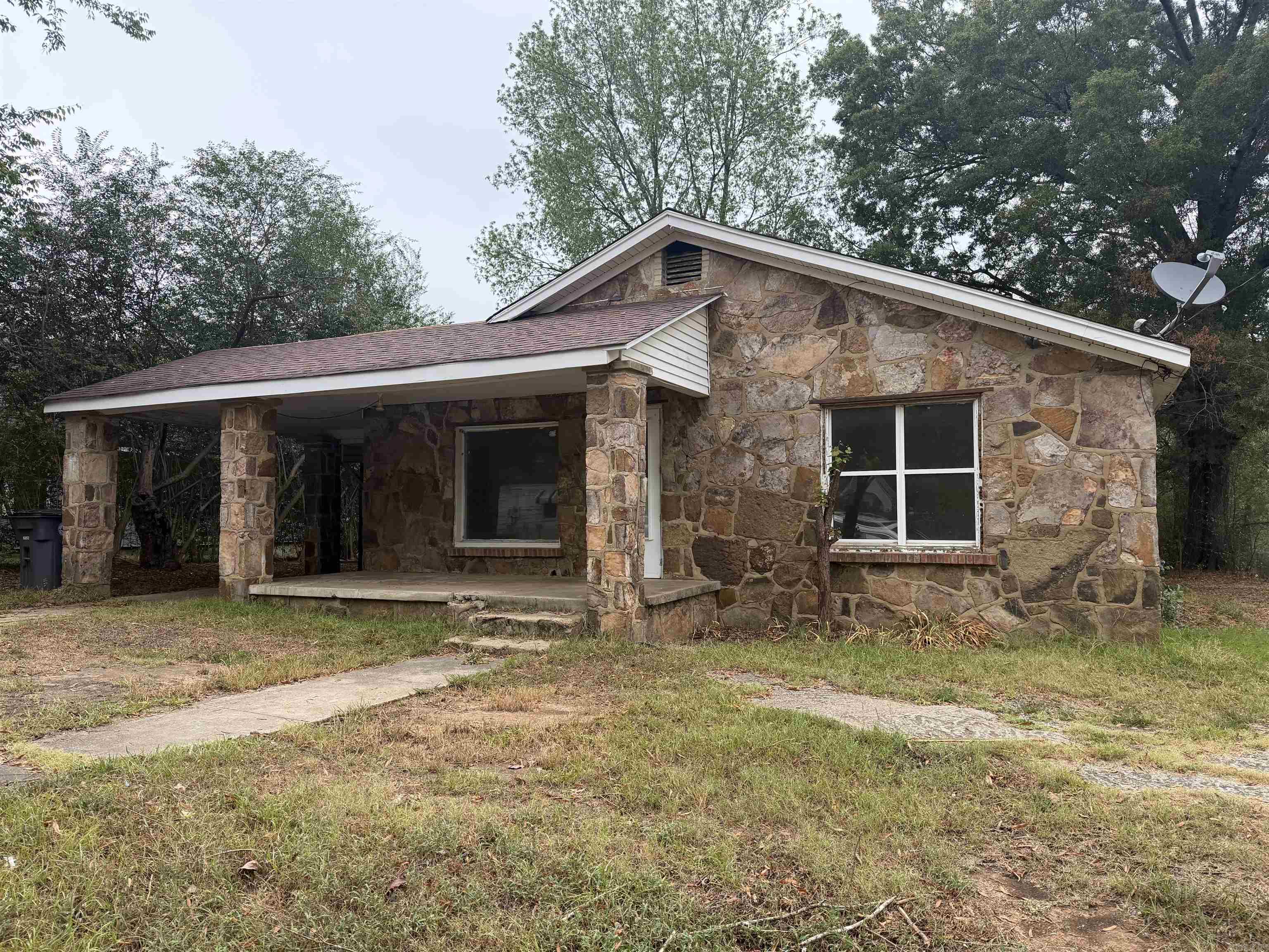 1006 W Mcrae Avenue Property Photo 1