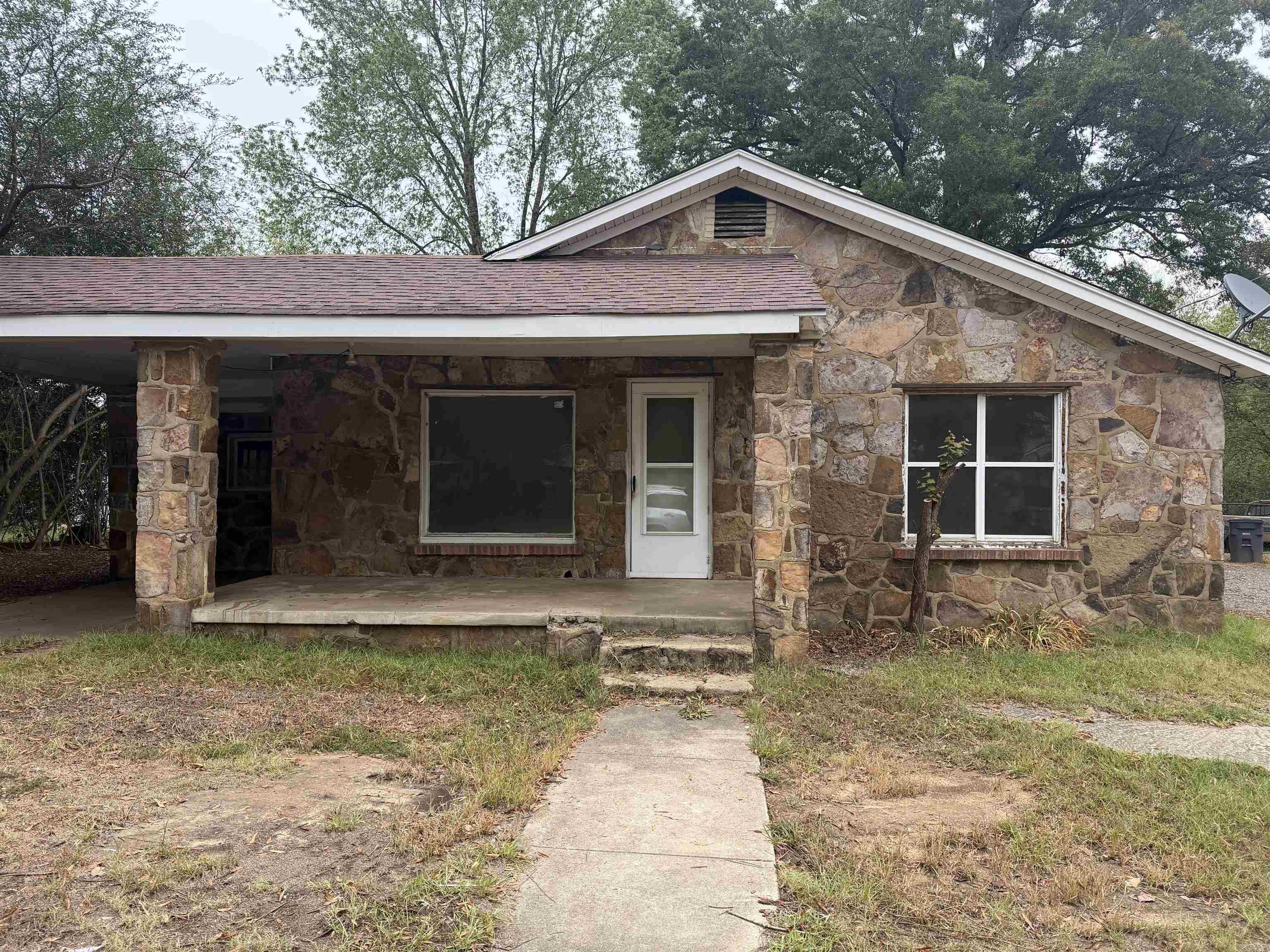 1006 W Mcrae Avenue Property Photo 2