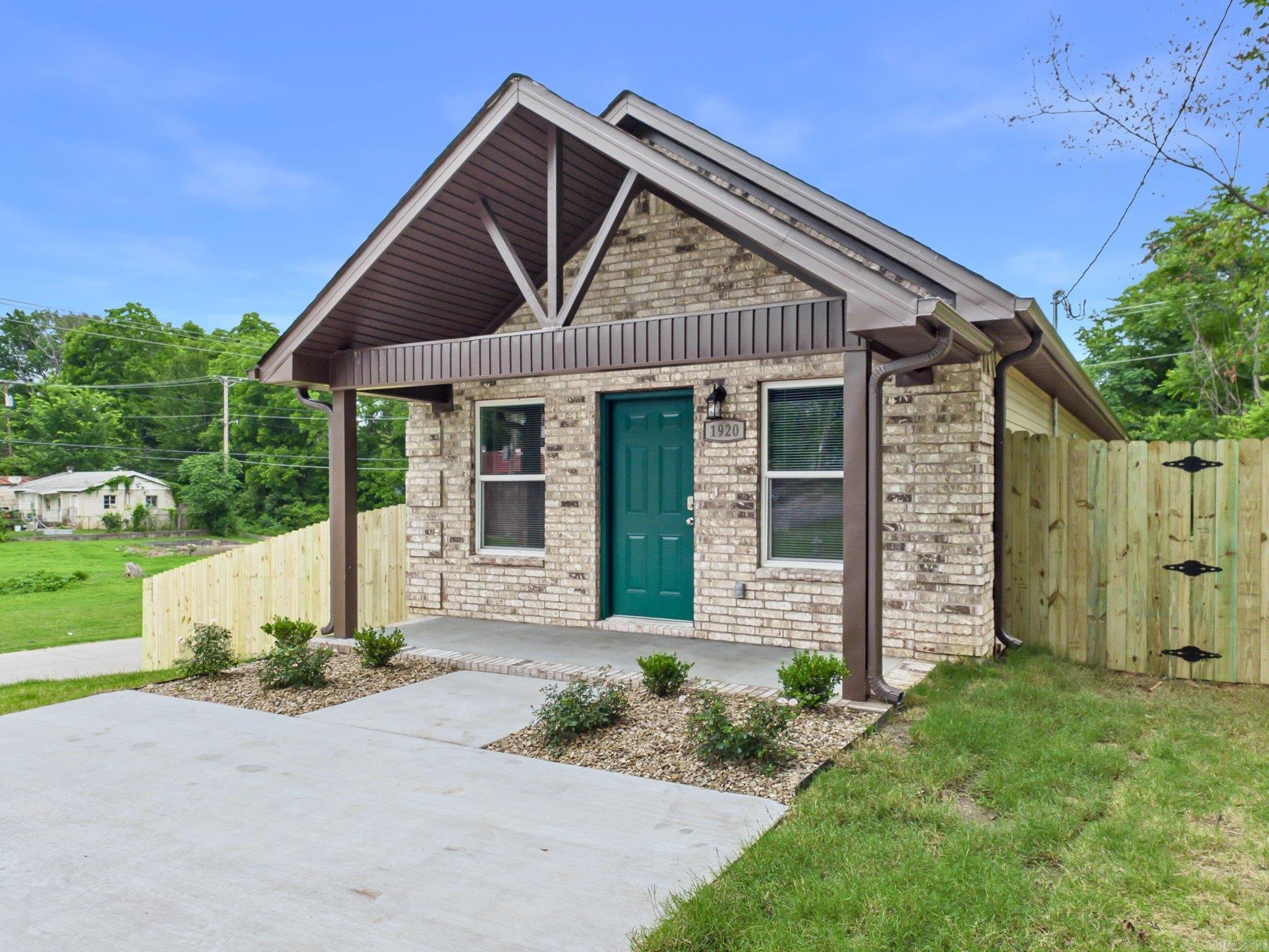 1920 N Poplar Street Property Photo 2