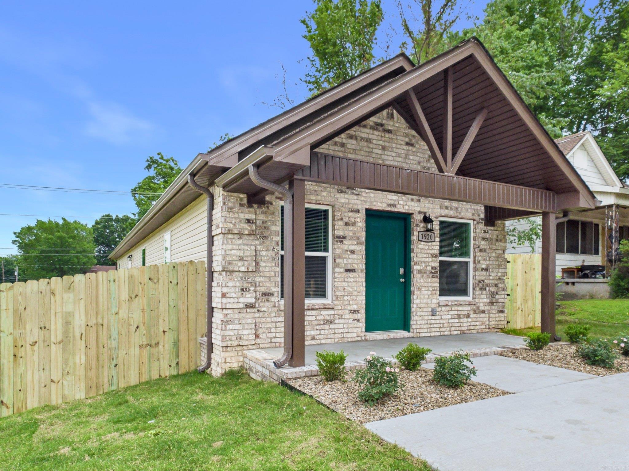 1920 N Poplar Street Property Photo 3