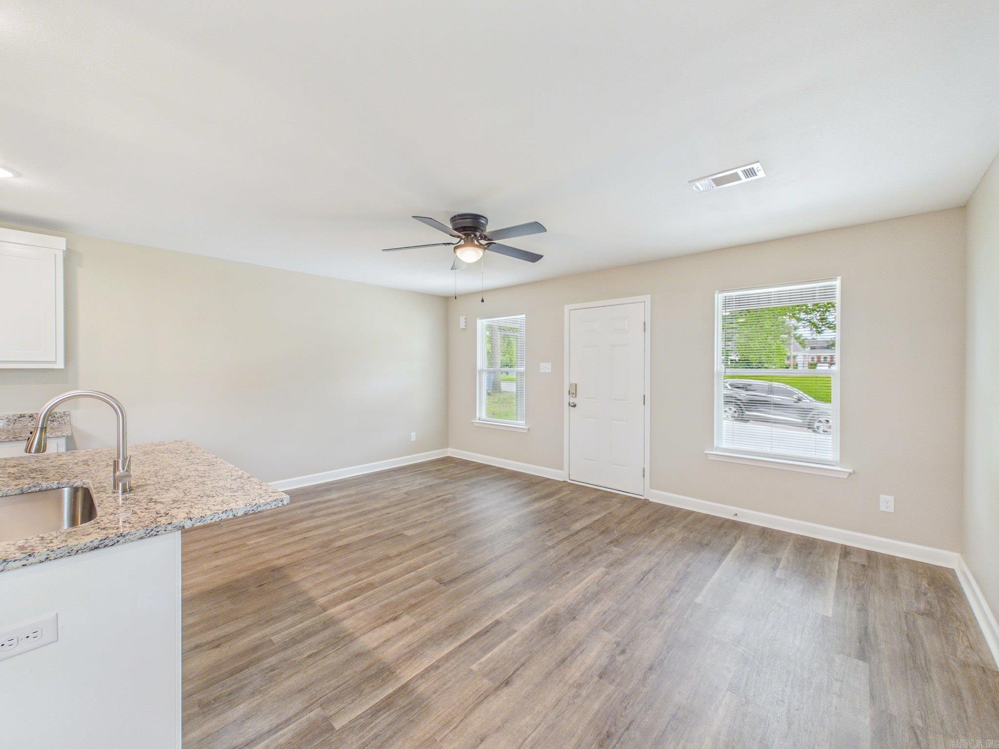 1920 N Poplar Street Property Photo 9