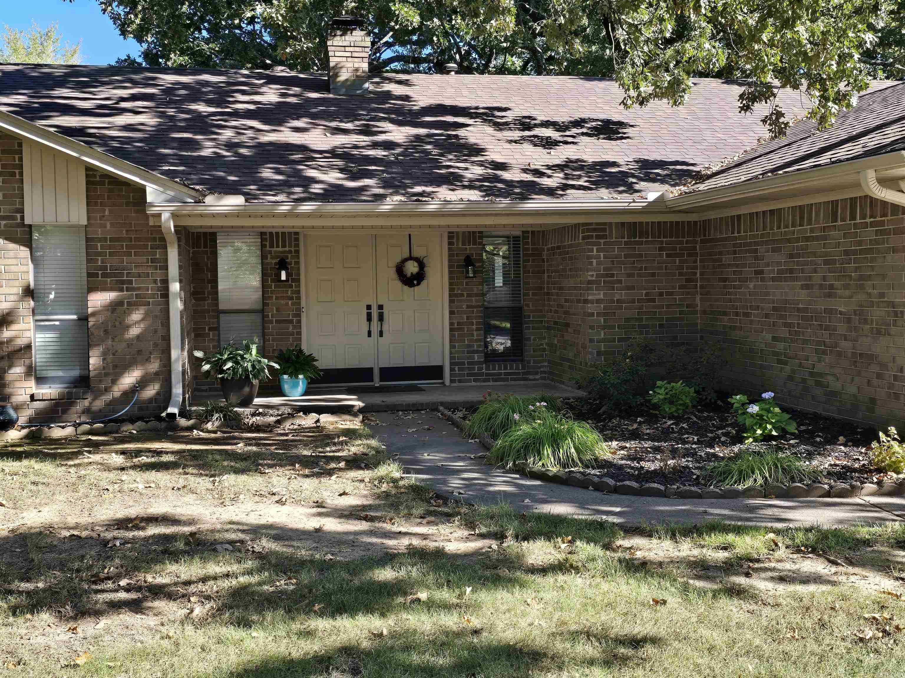 8 Sandstone Dr. Property Photo 2