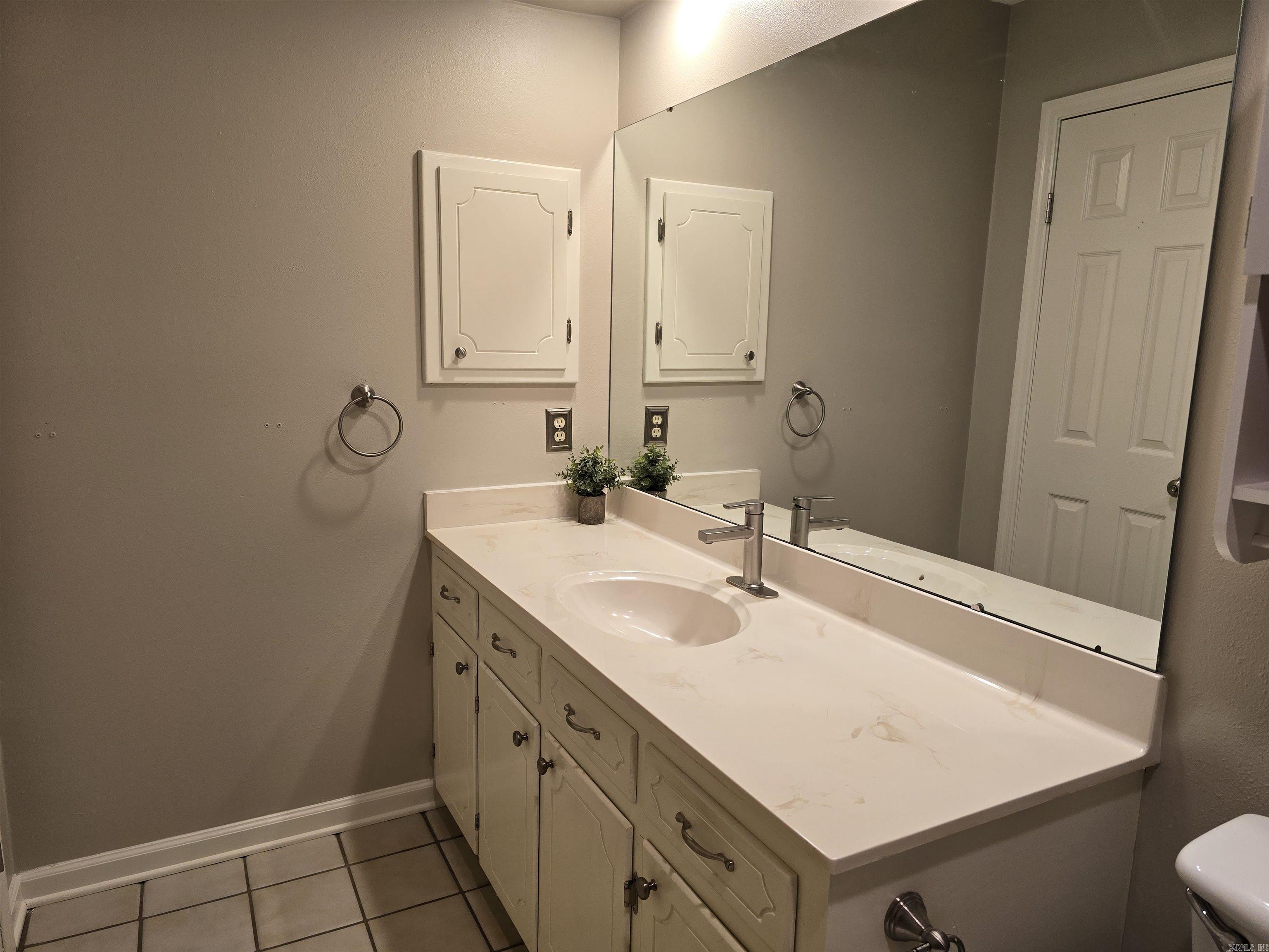 8 Sandstone Dr. Property Photo 28