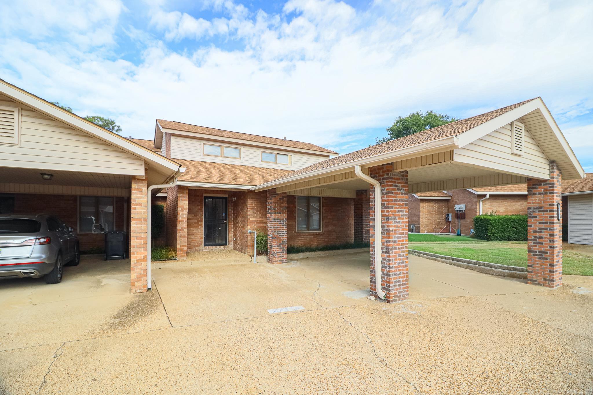 2711 Greenbriar Drive A Property Photo 2