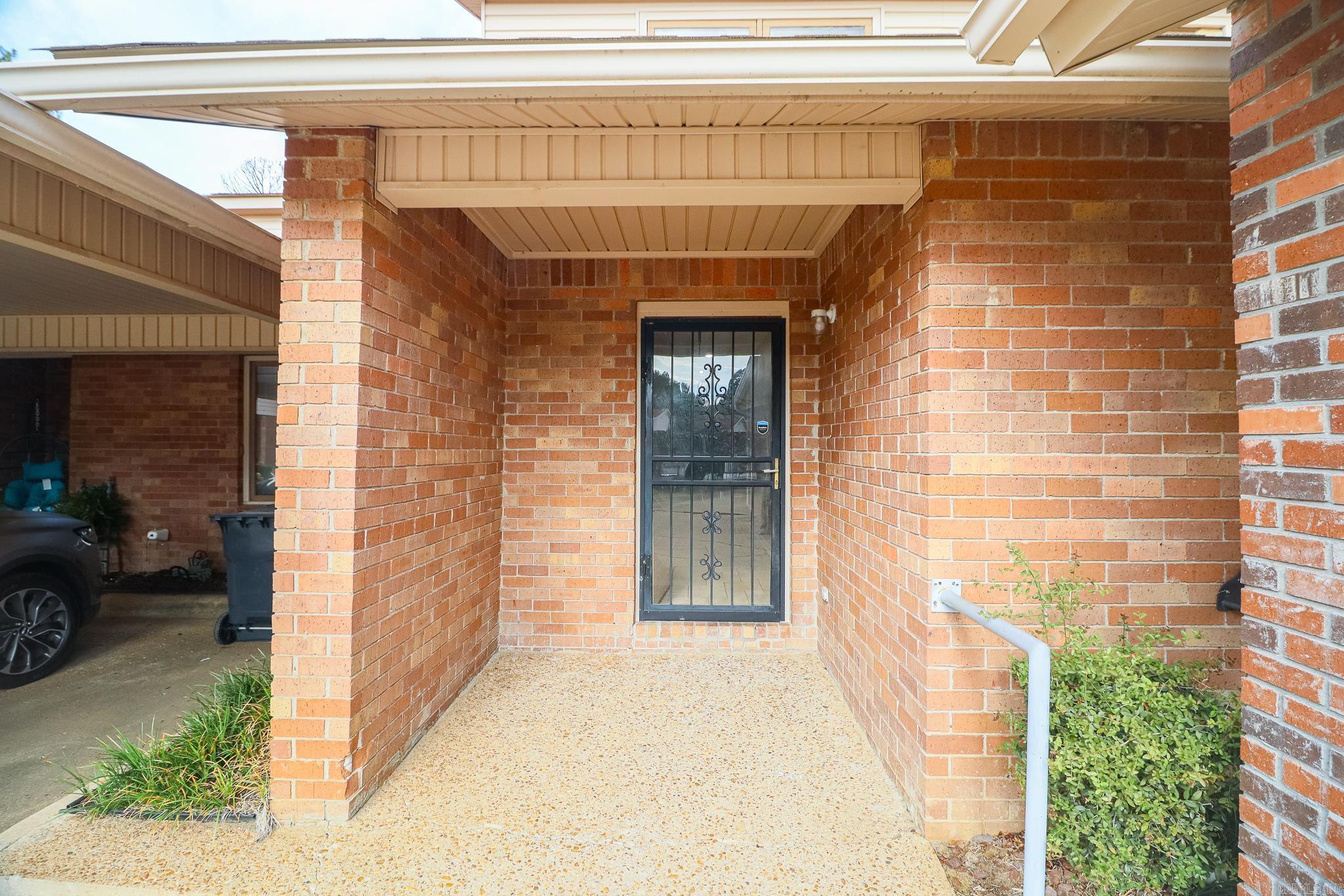 2711 Greenbriar Drive A Property Photo 3
