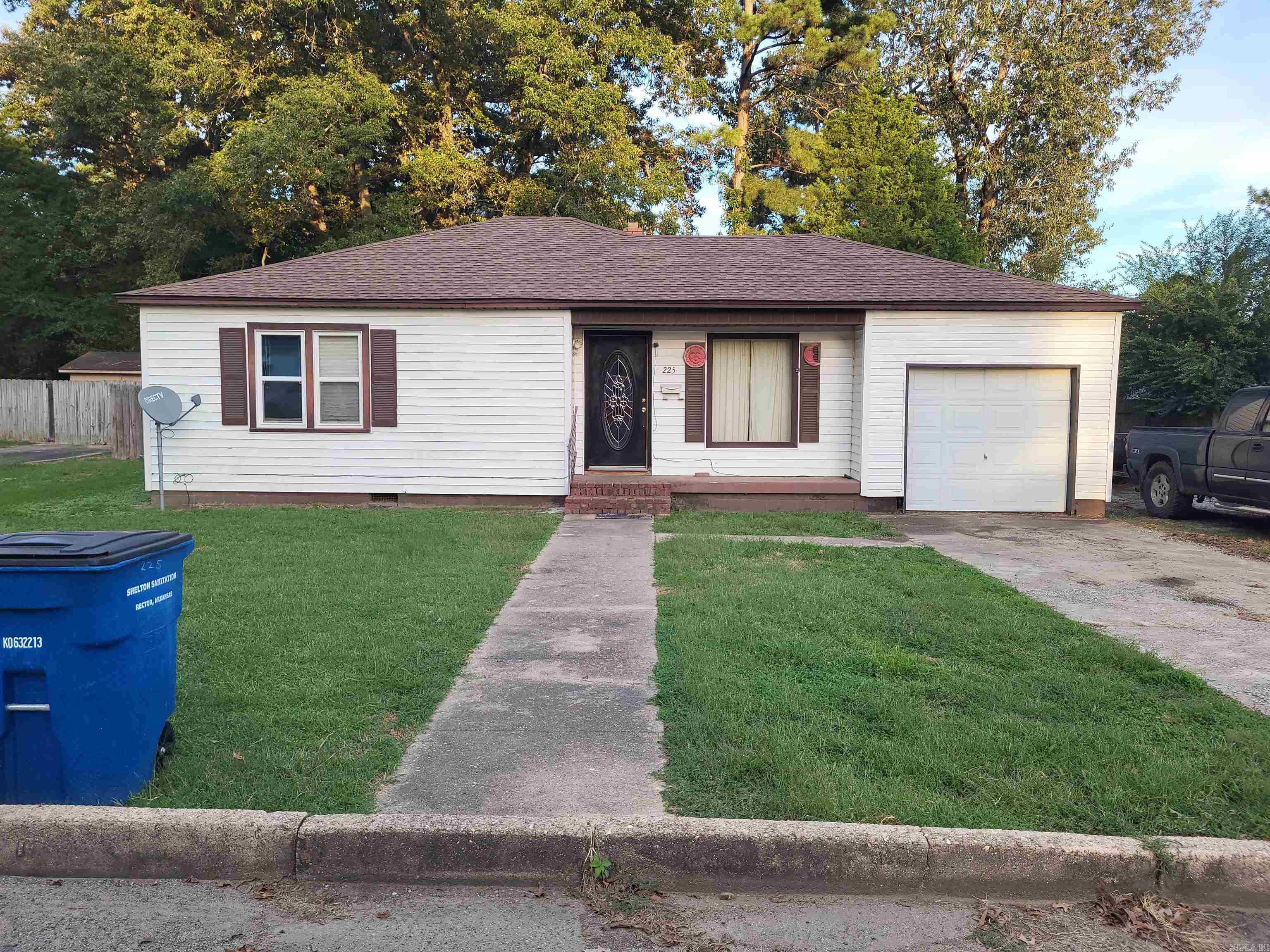 225 S Cagle St Property Photo 1