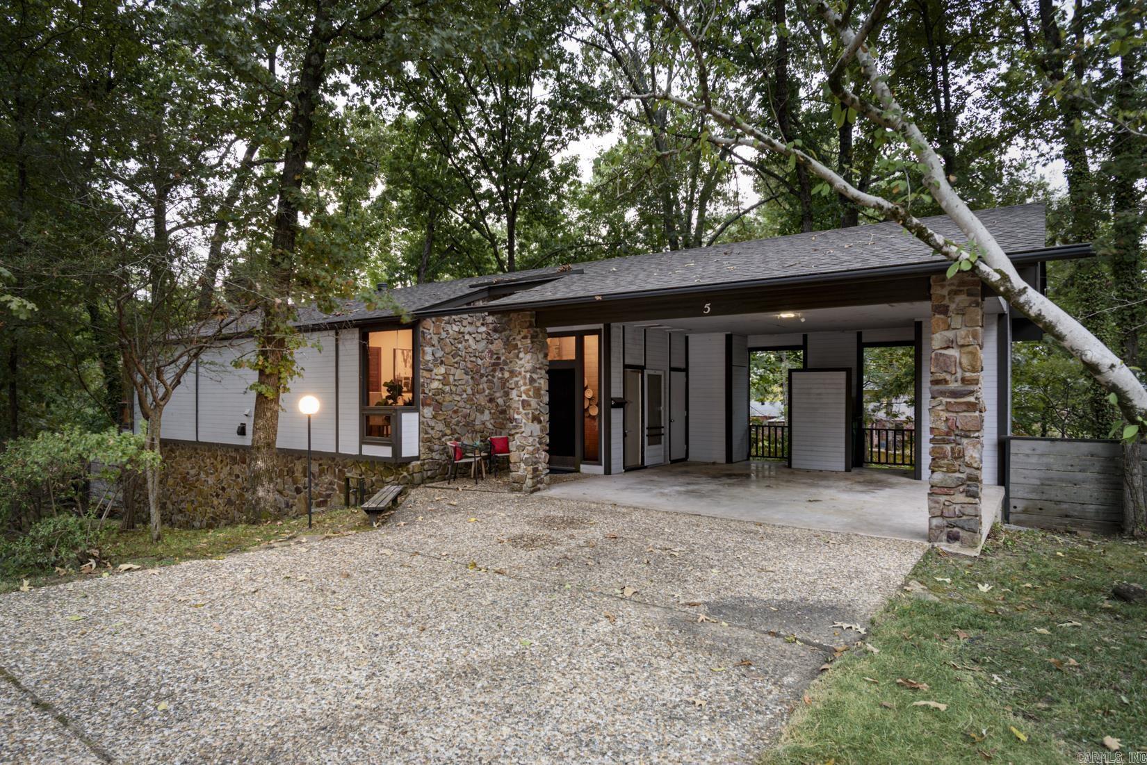 5 Coachlight Circle Property Photo 1
