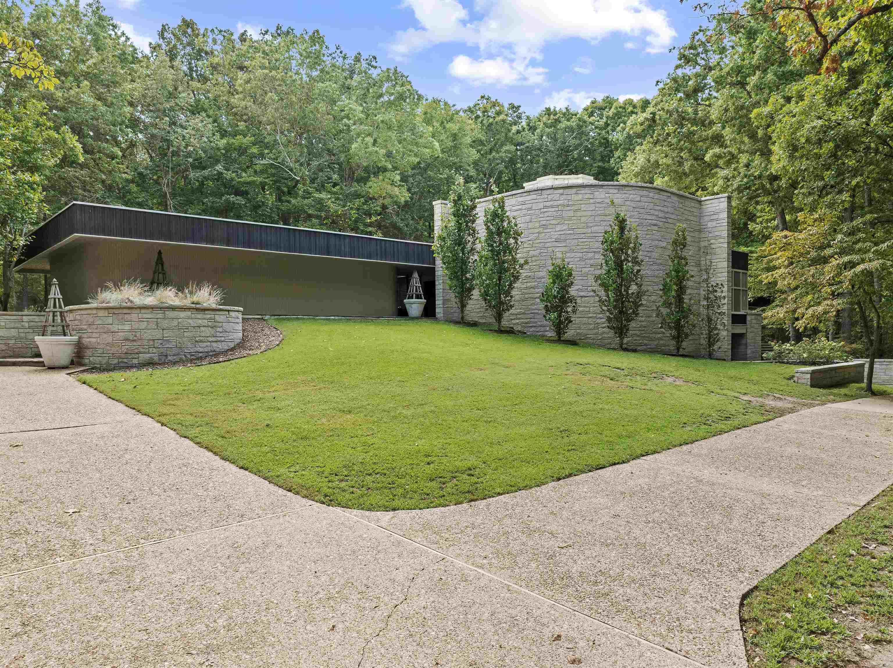 2702 Stonehedge Drive Property Photo 1