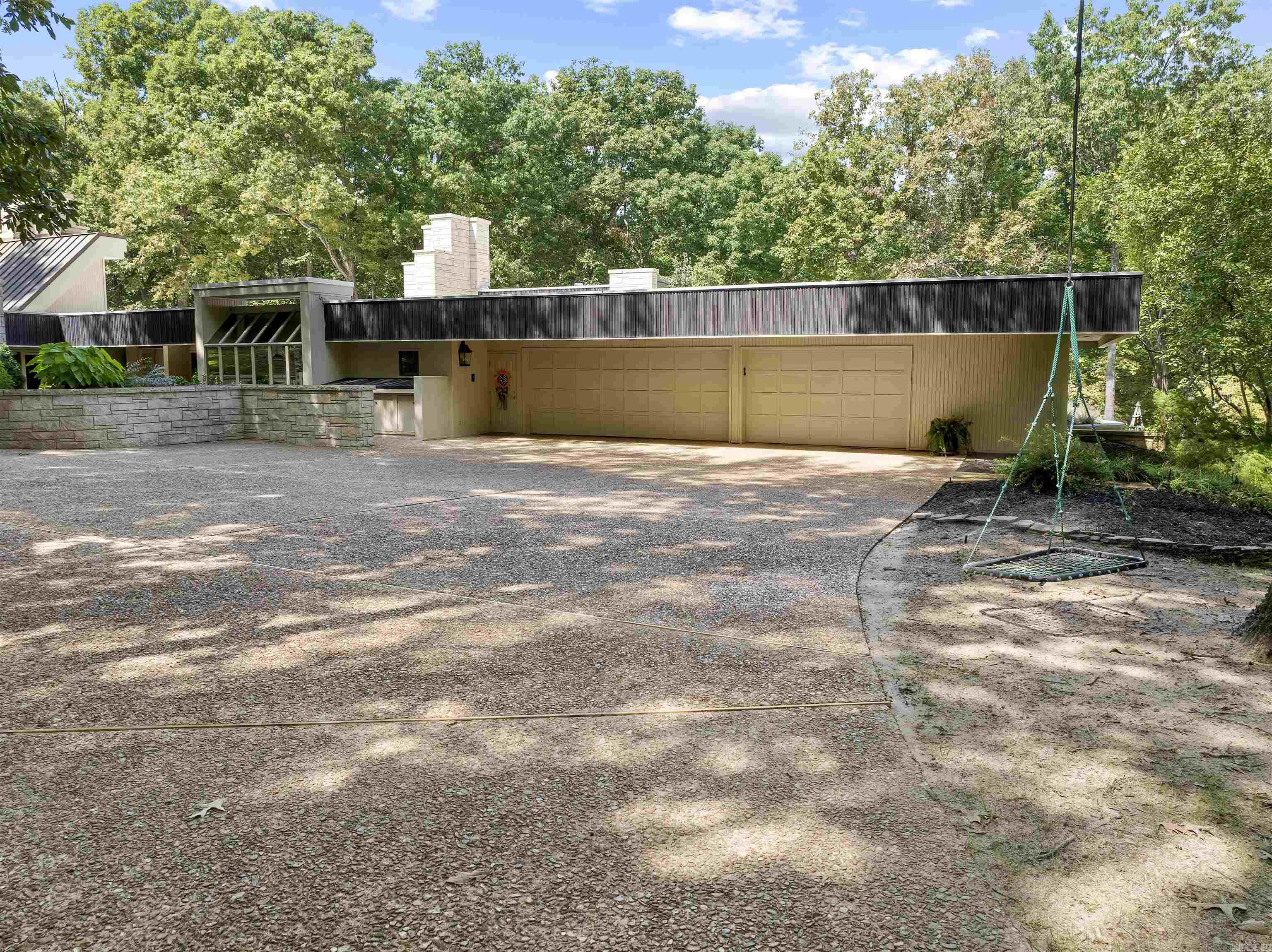 2702 Stonehedge Drive Property Photo 2