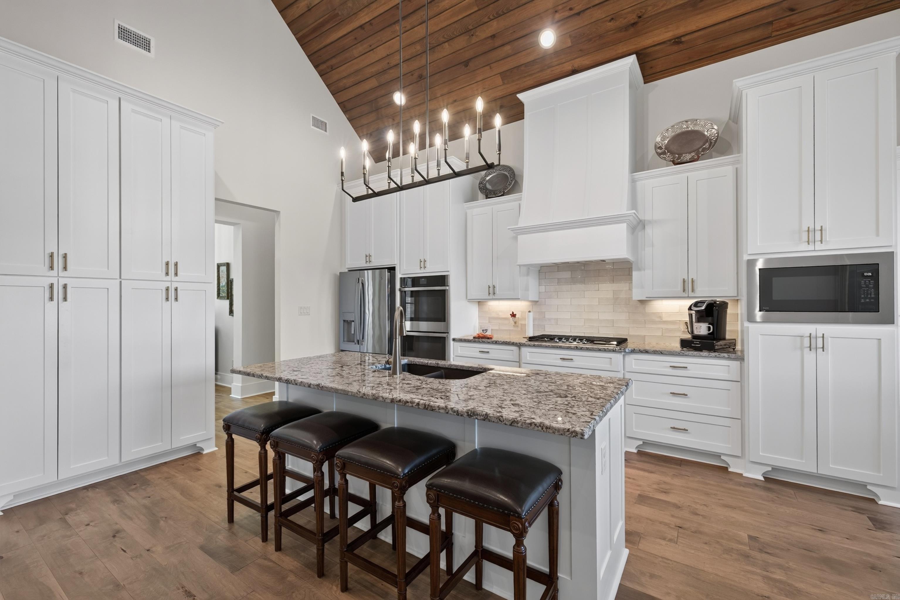 26040560 Property Photo 14
