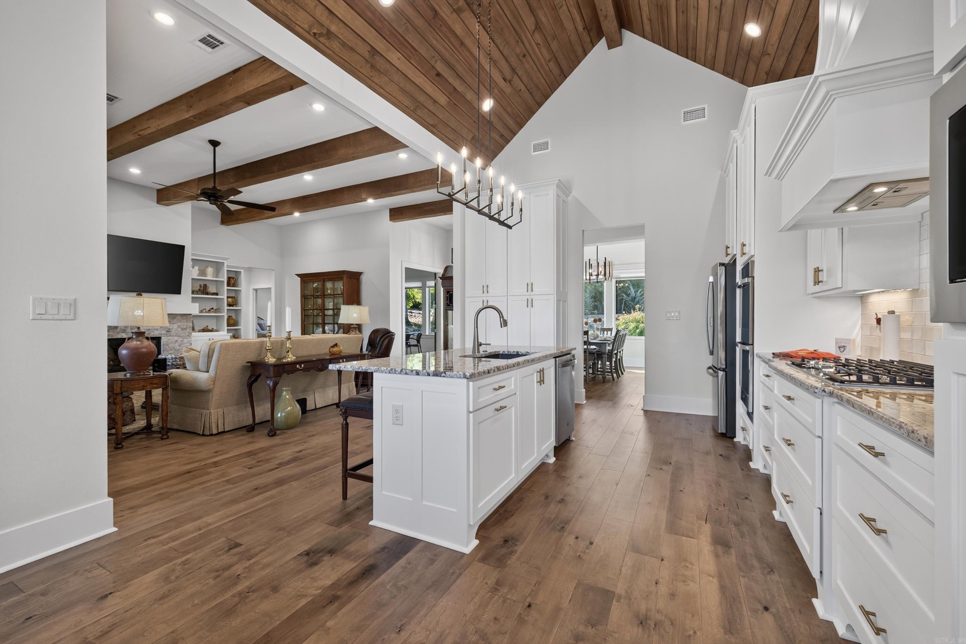 26040560 Property Photo 16