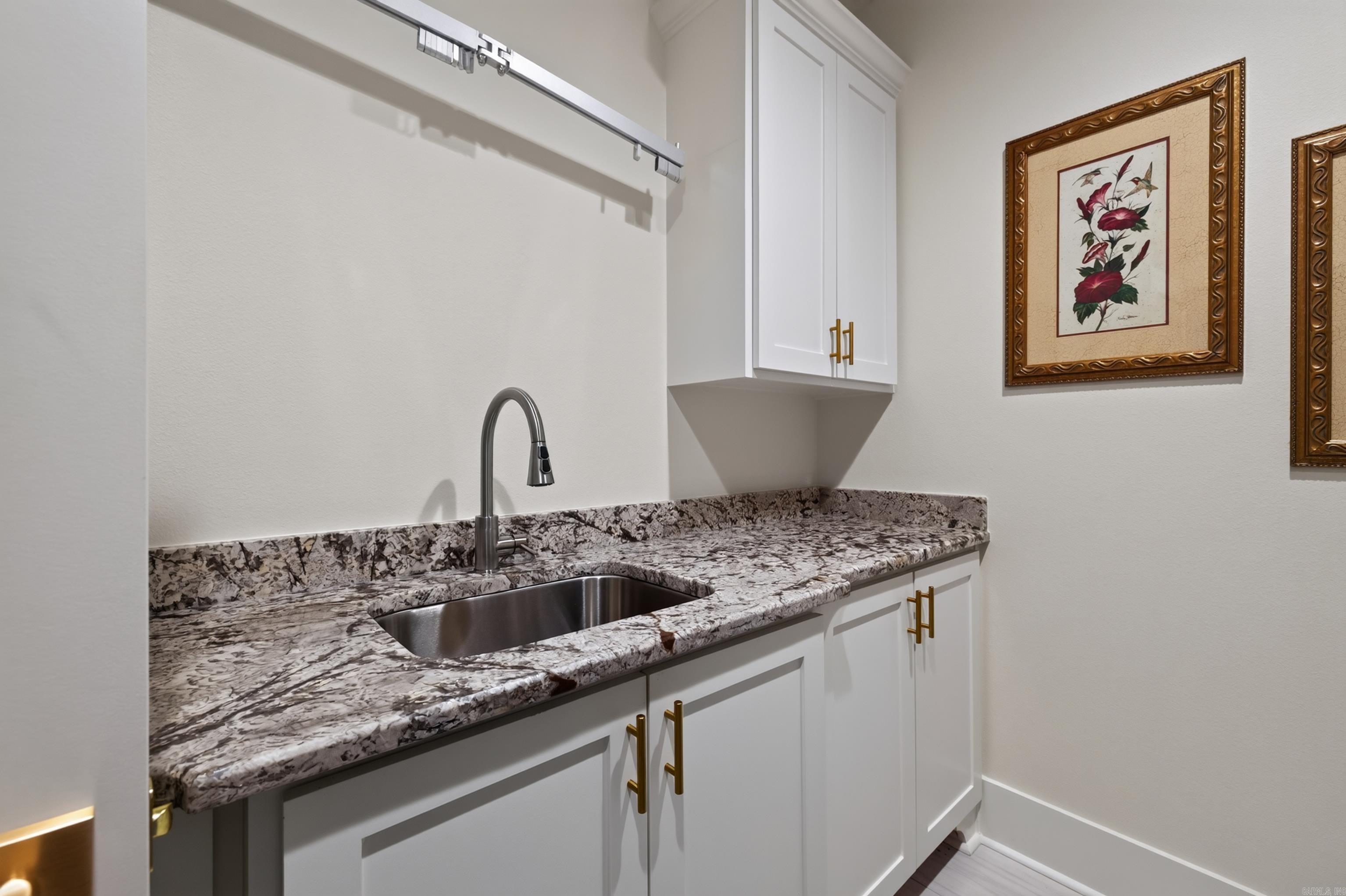 26040560 Property Photo 32