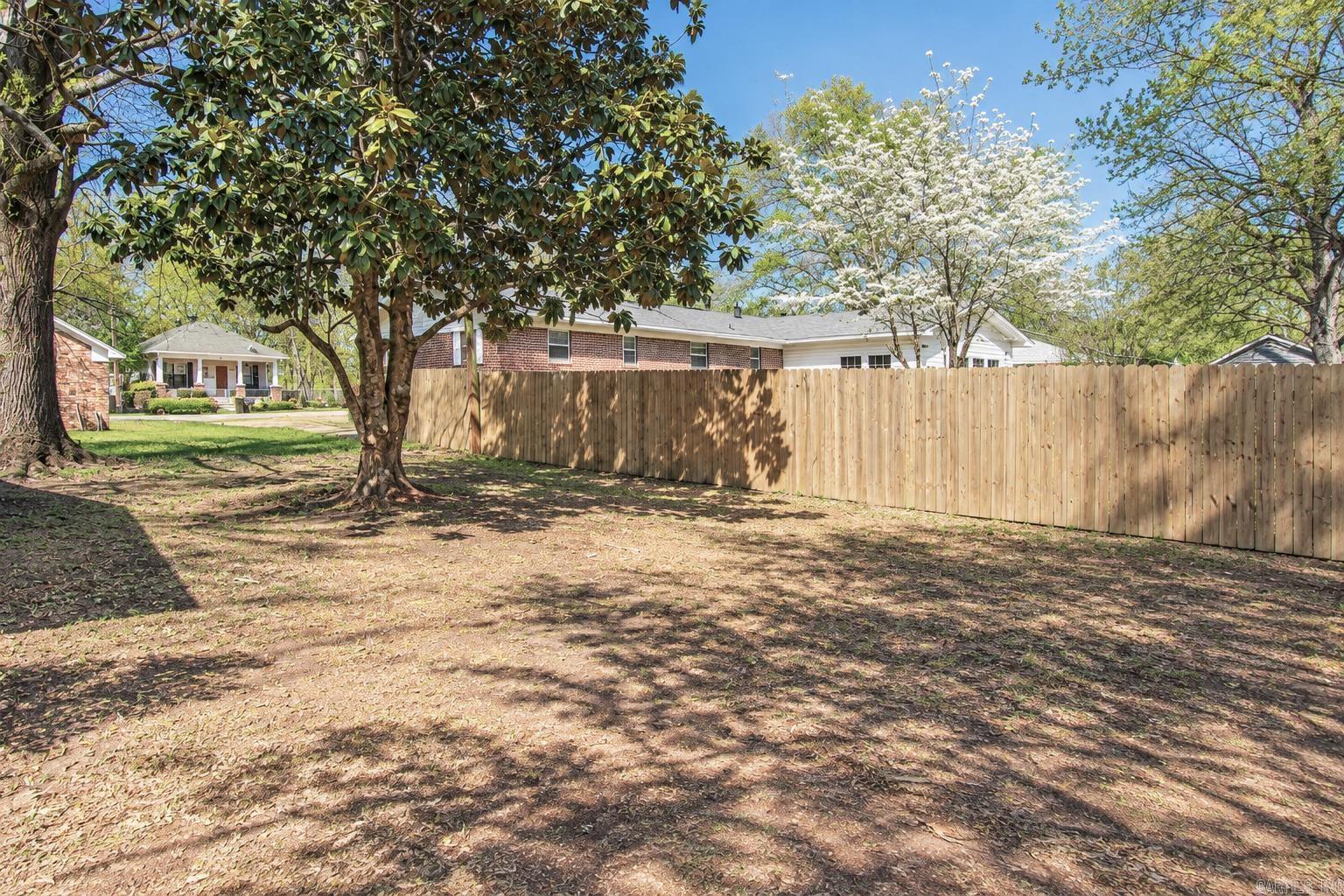 404 E Gum Property Photo 5