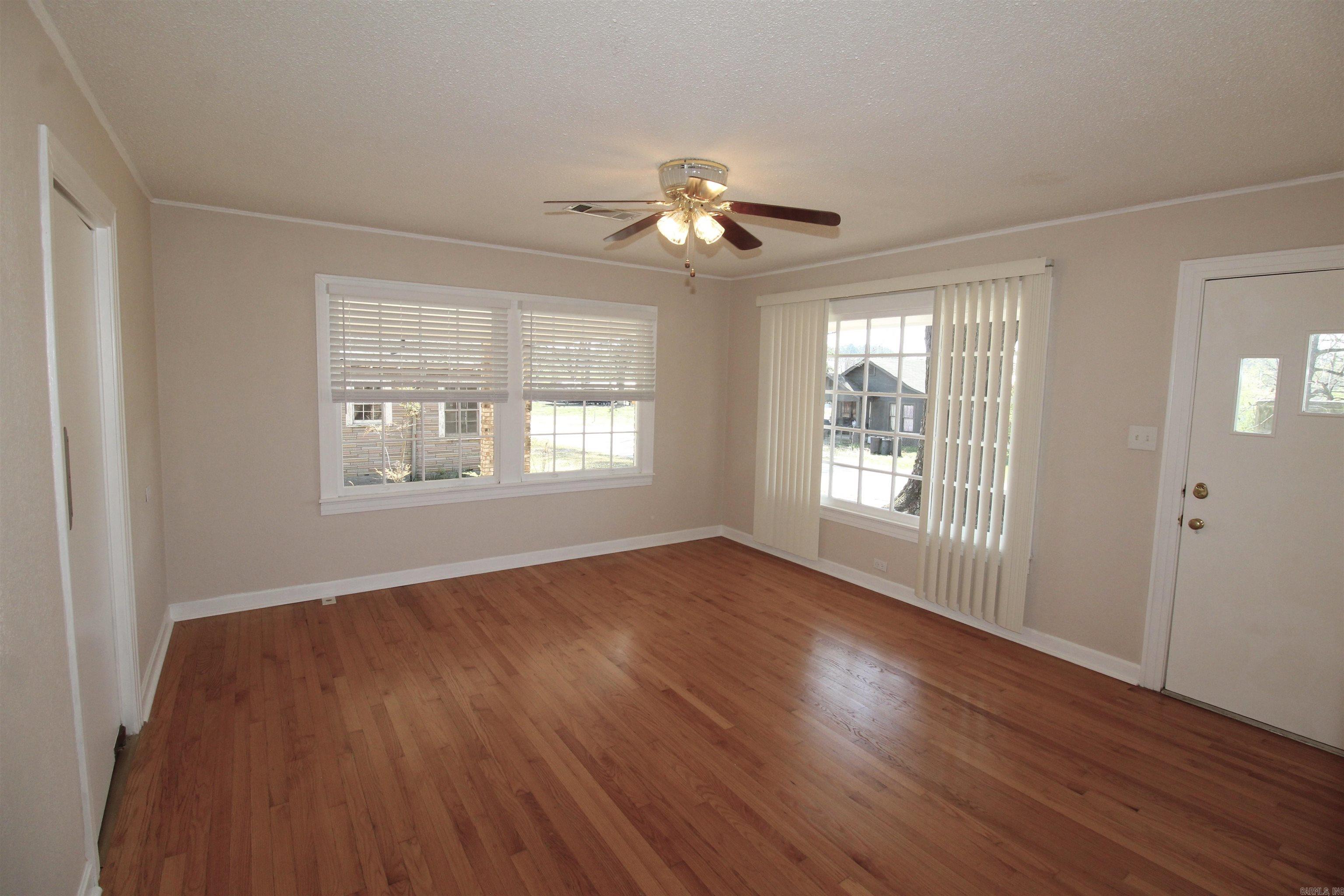 404 E Gum Property Photo 10