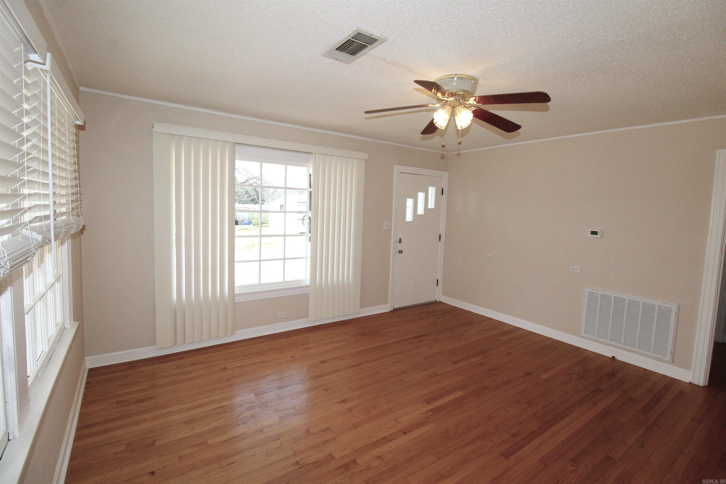 404 E Gum Property Photo 11