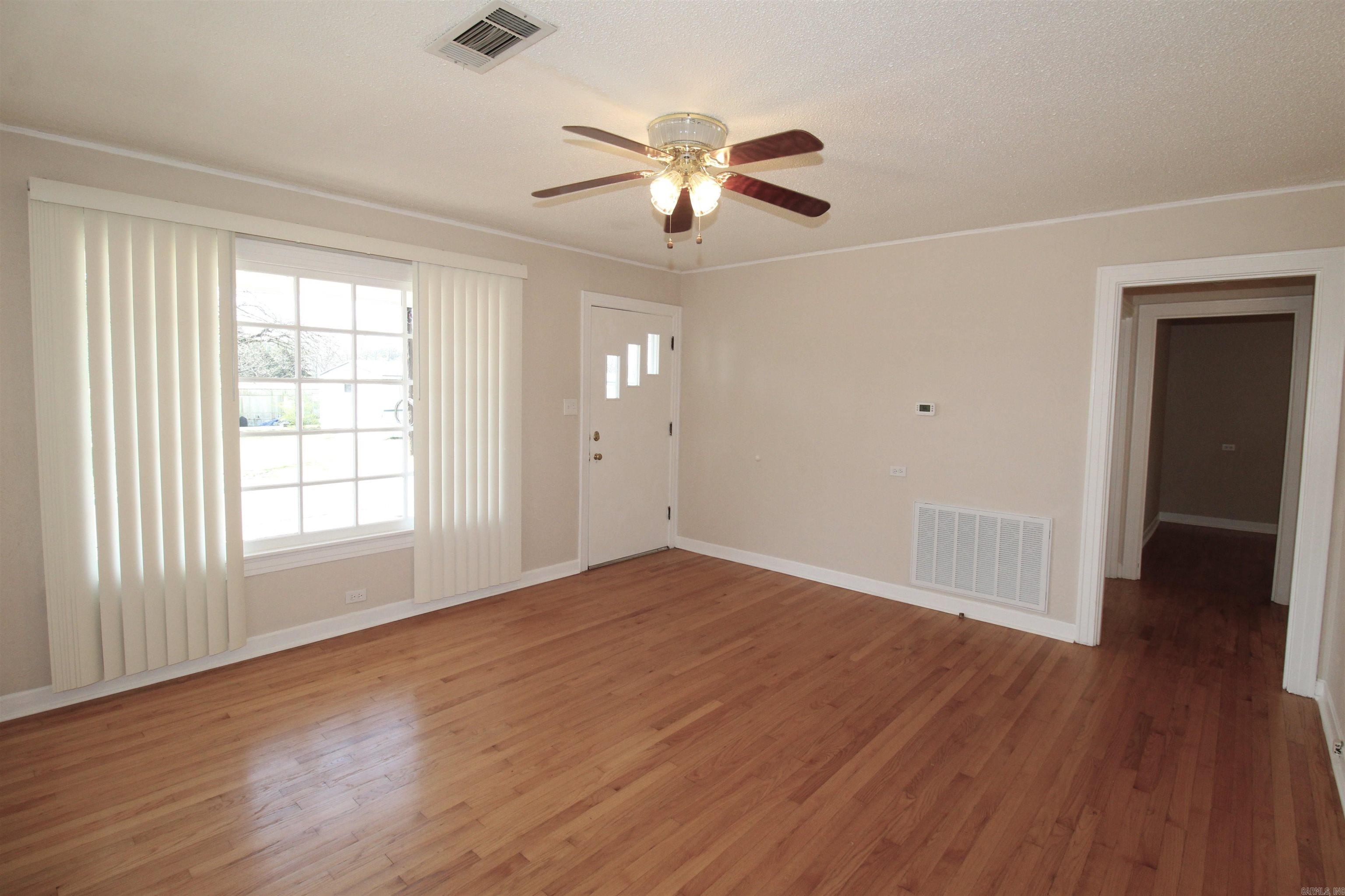 404 E Gum Property Photo 12