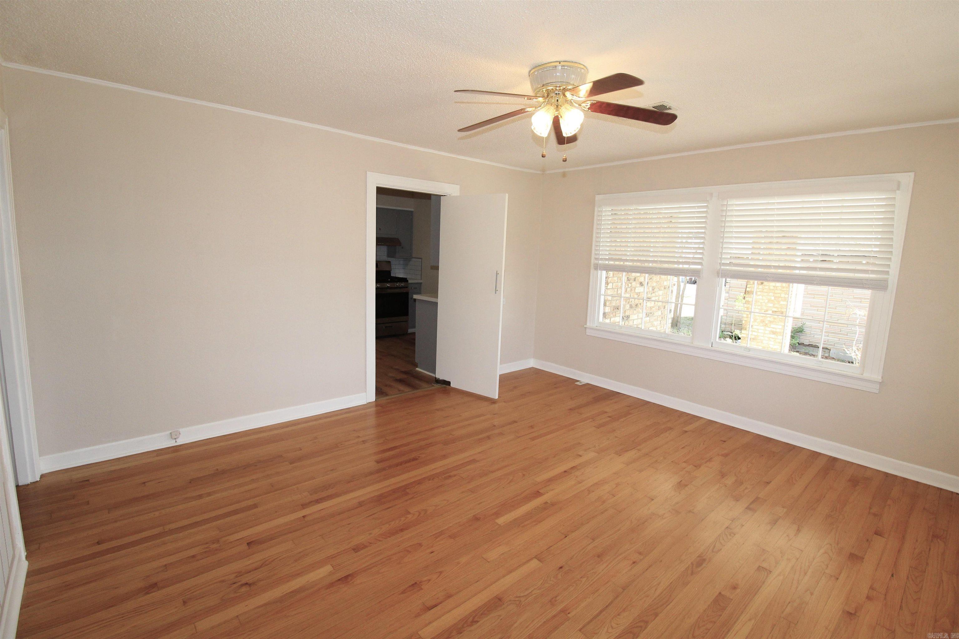 404 E Gum Property Photo 13