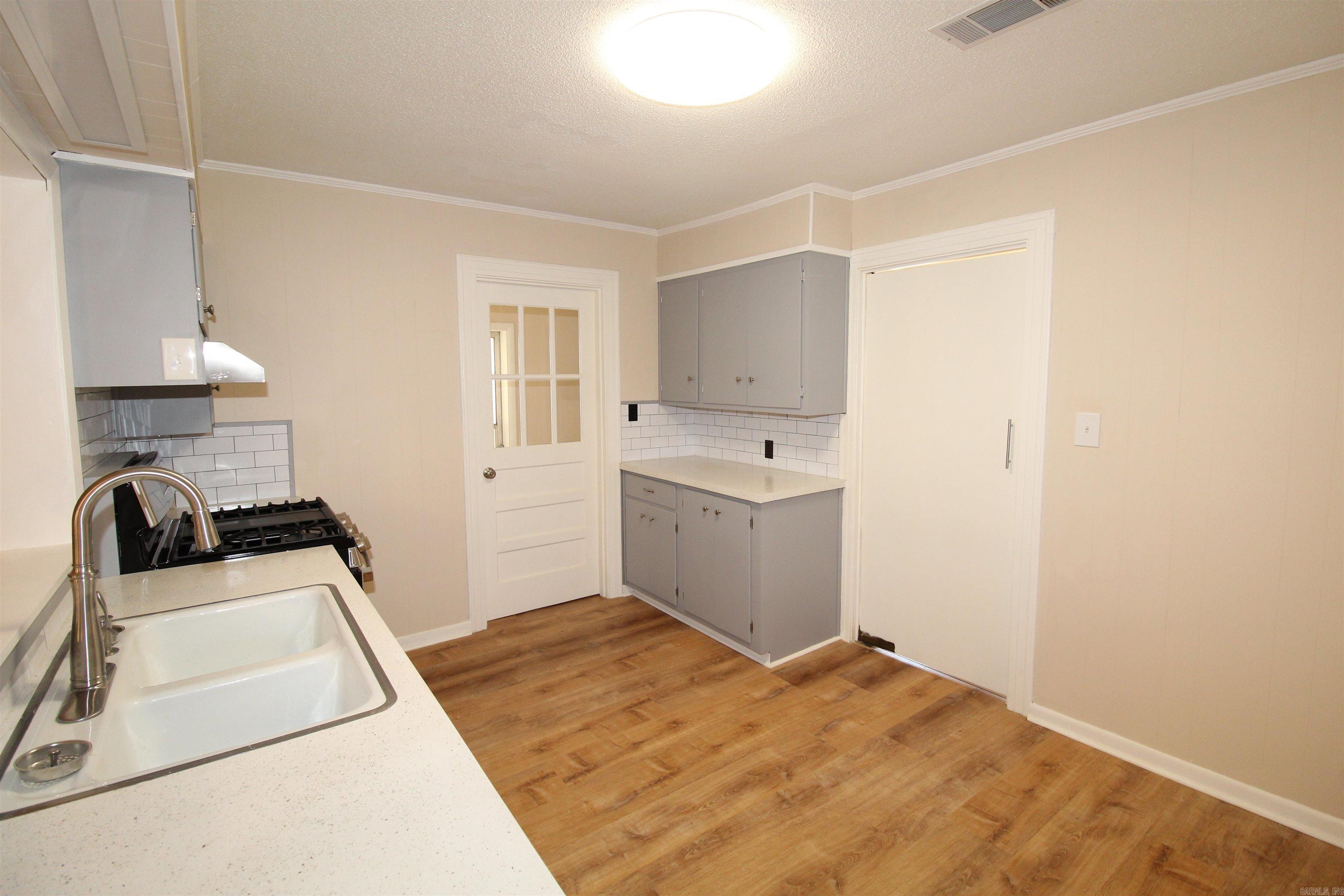 404 E Gum Property Photo 15