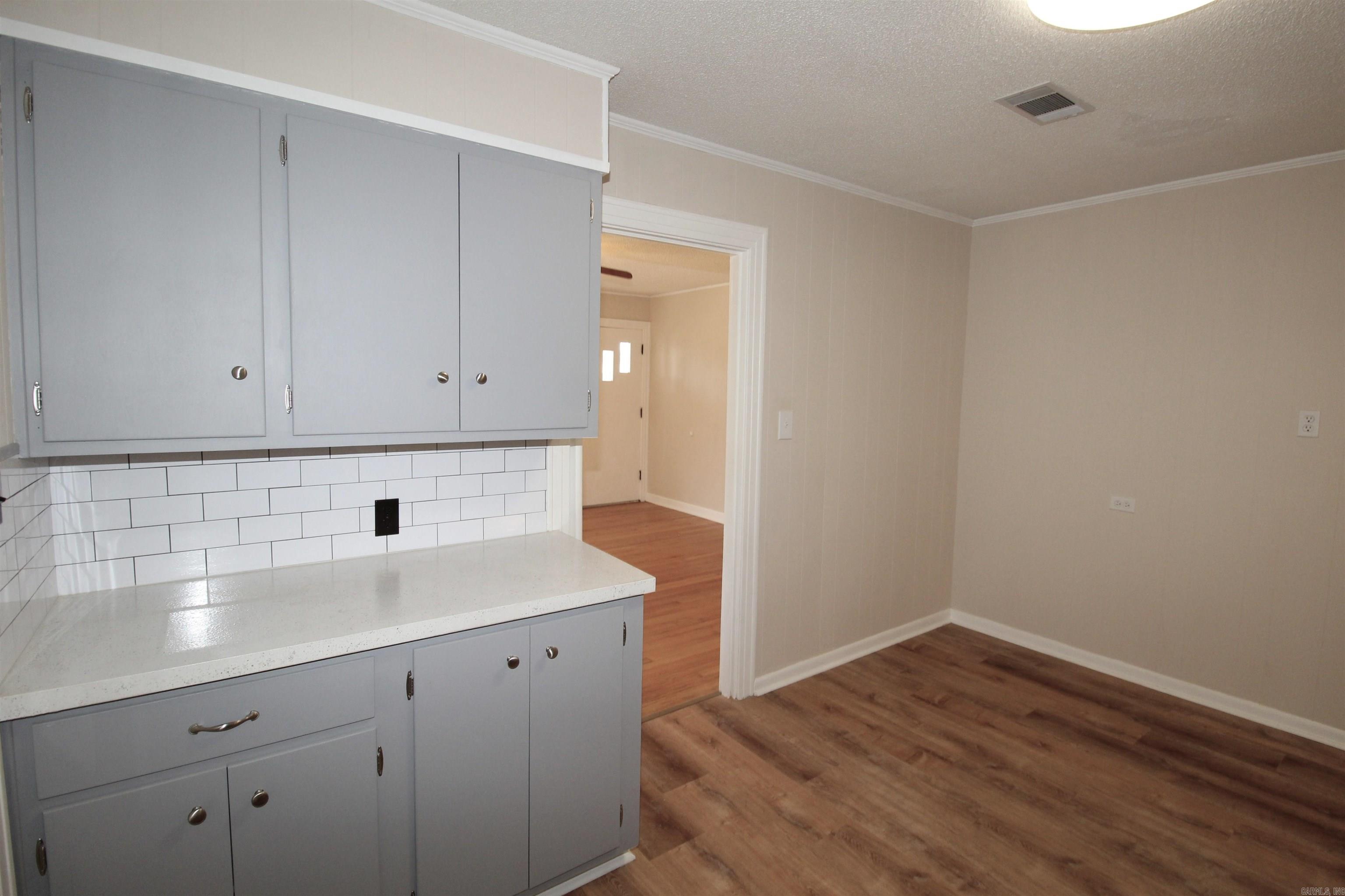 404 E Gum Property Photo 16