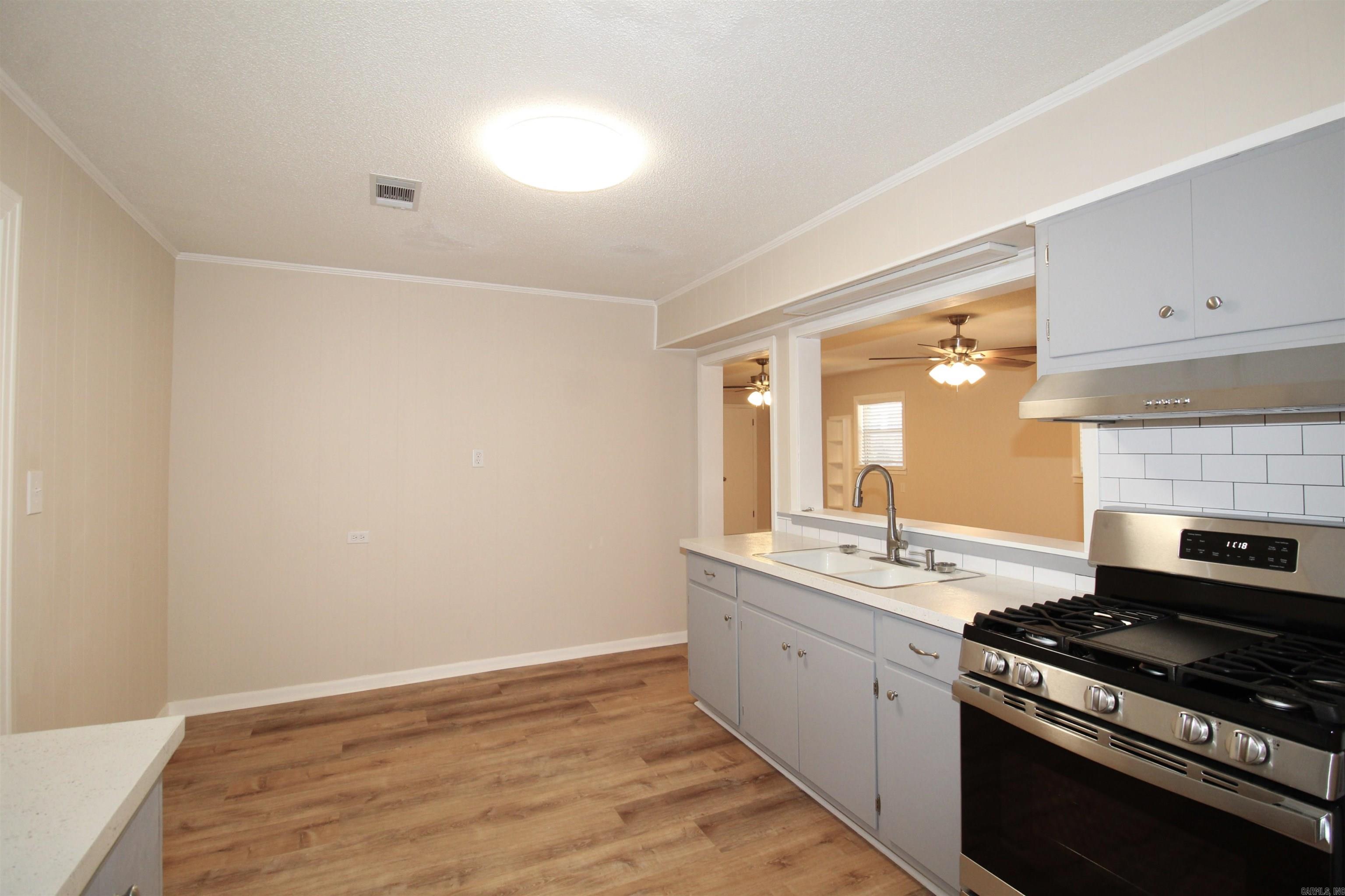 404 E Gum Property Photo 18