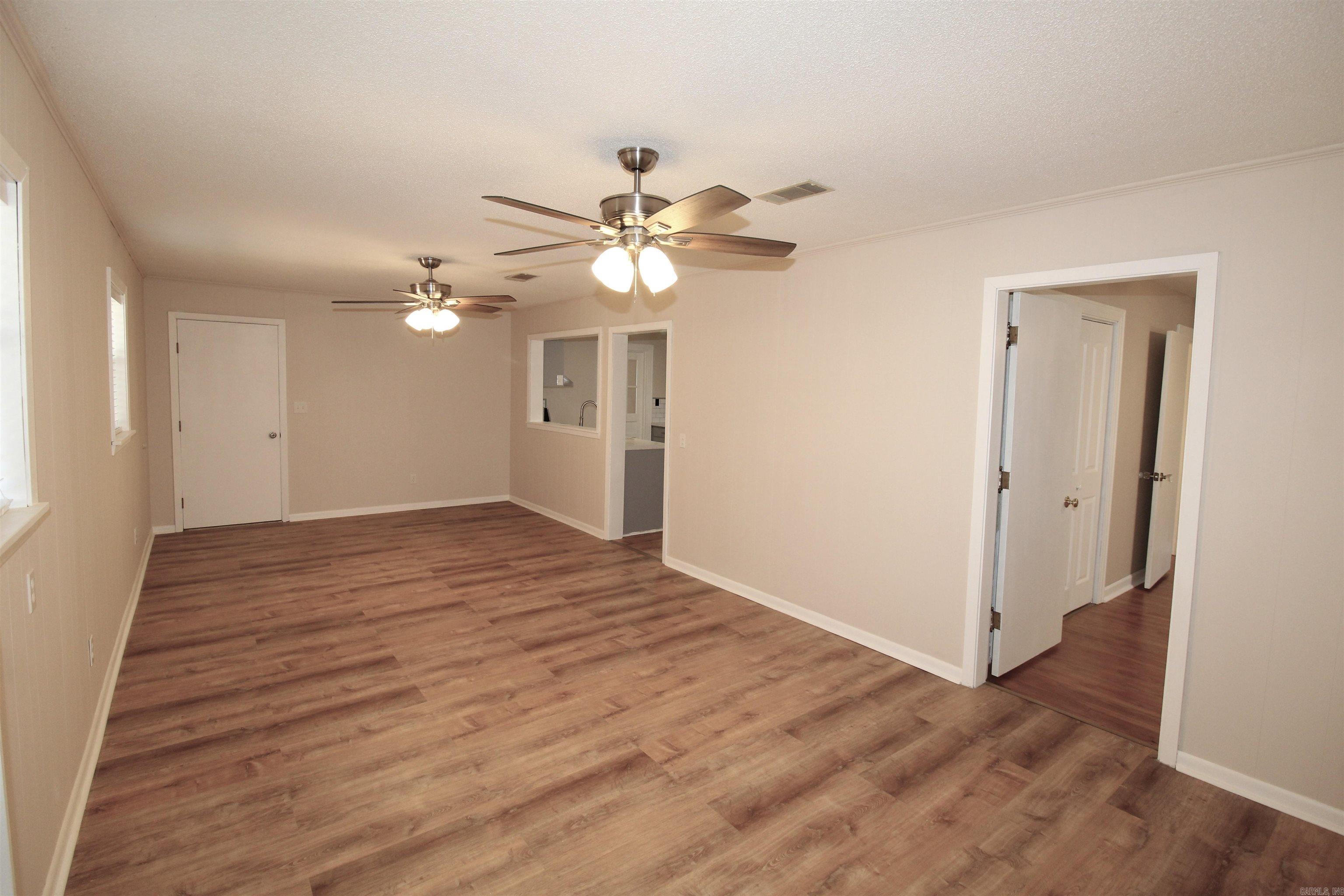 404 E Gum Property Photo 19