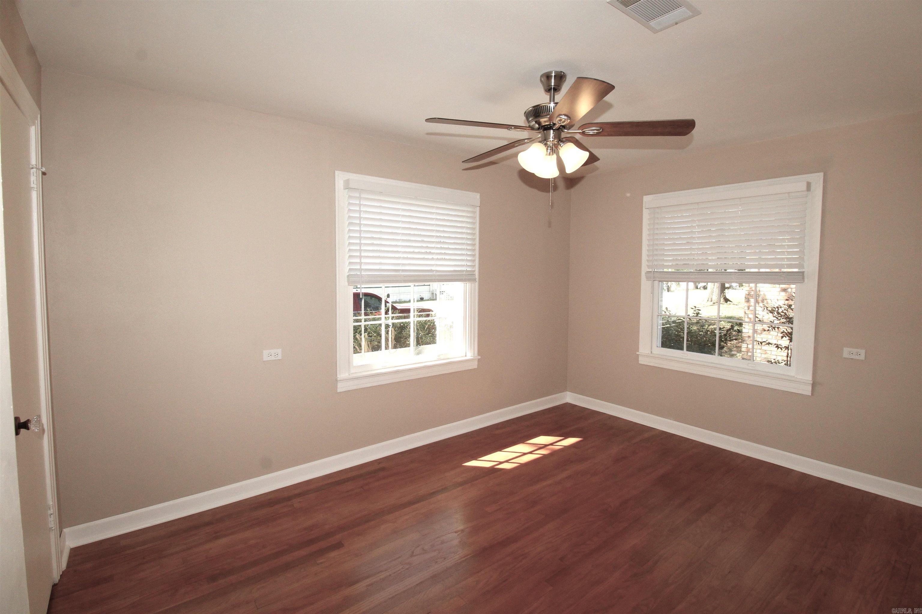 404 E Gum Property Photo 23