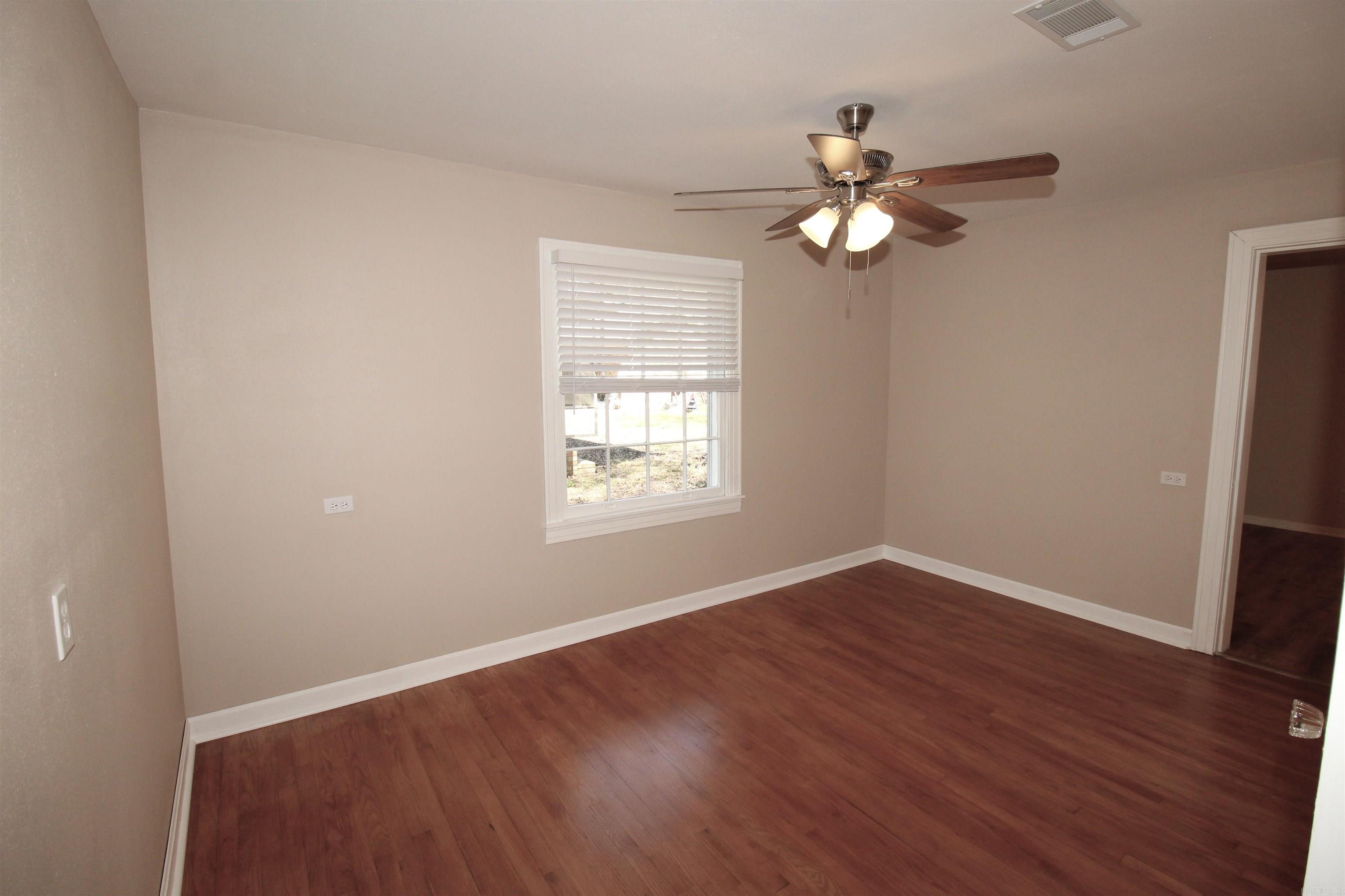 404 E Gum Property Photo 24