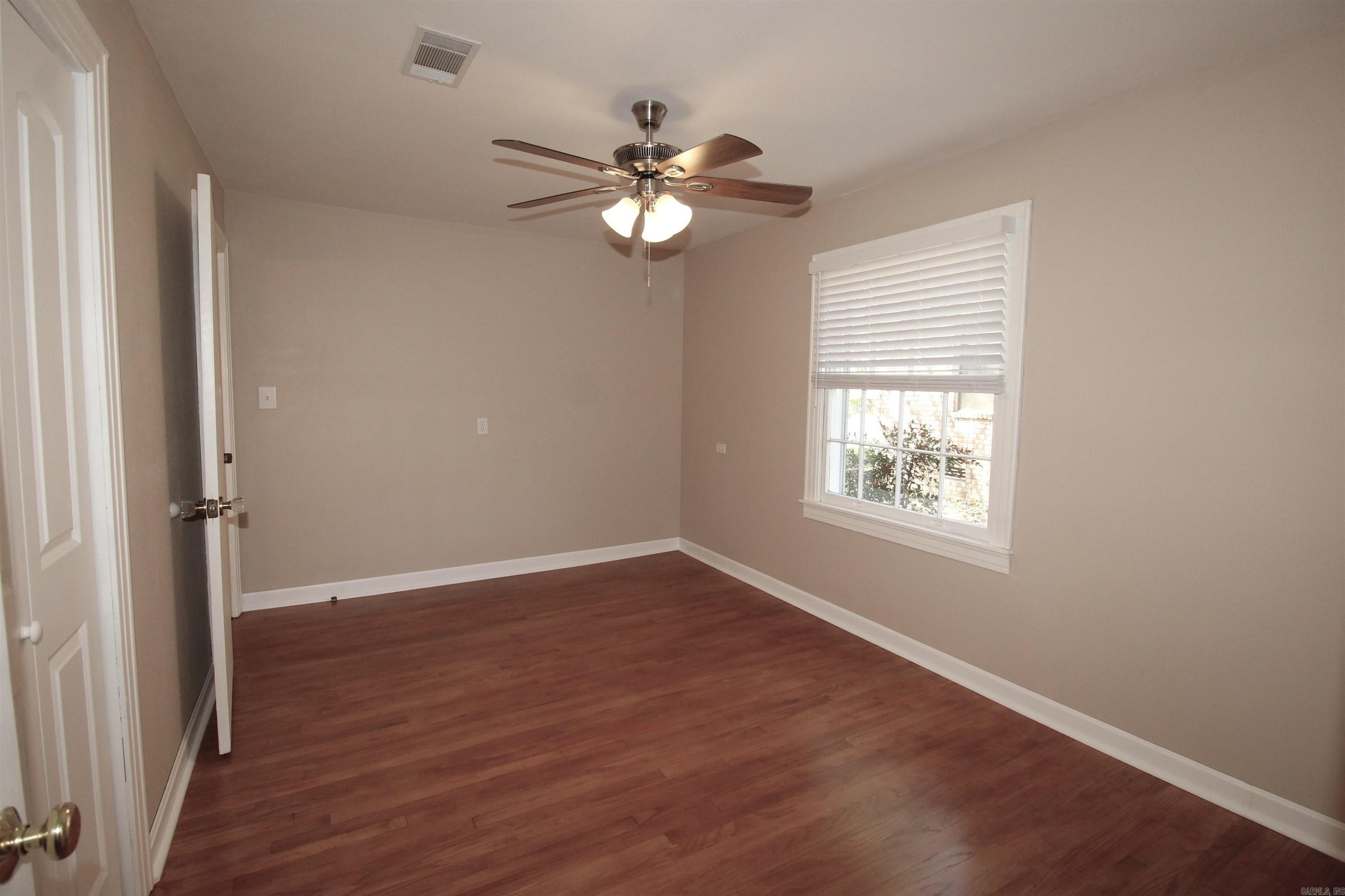 404 E Gum Property Photo 25