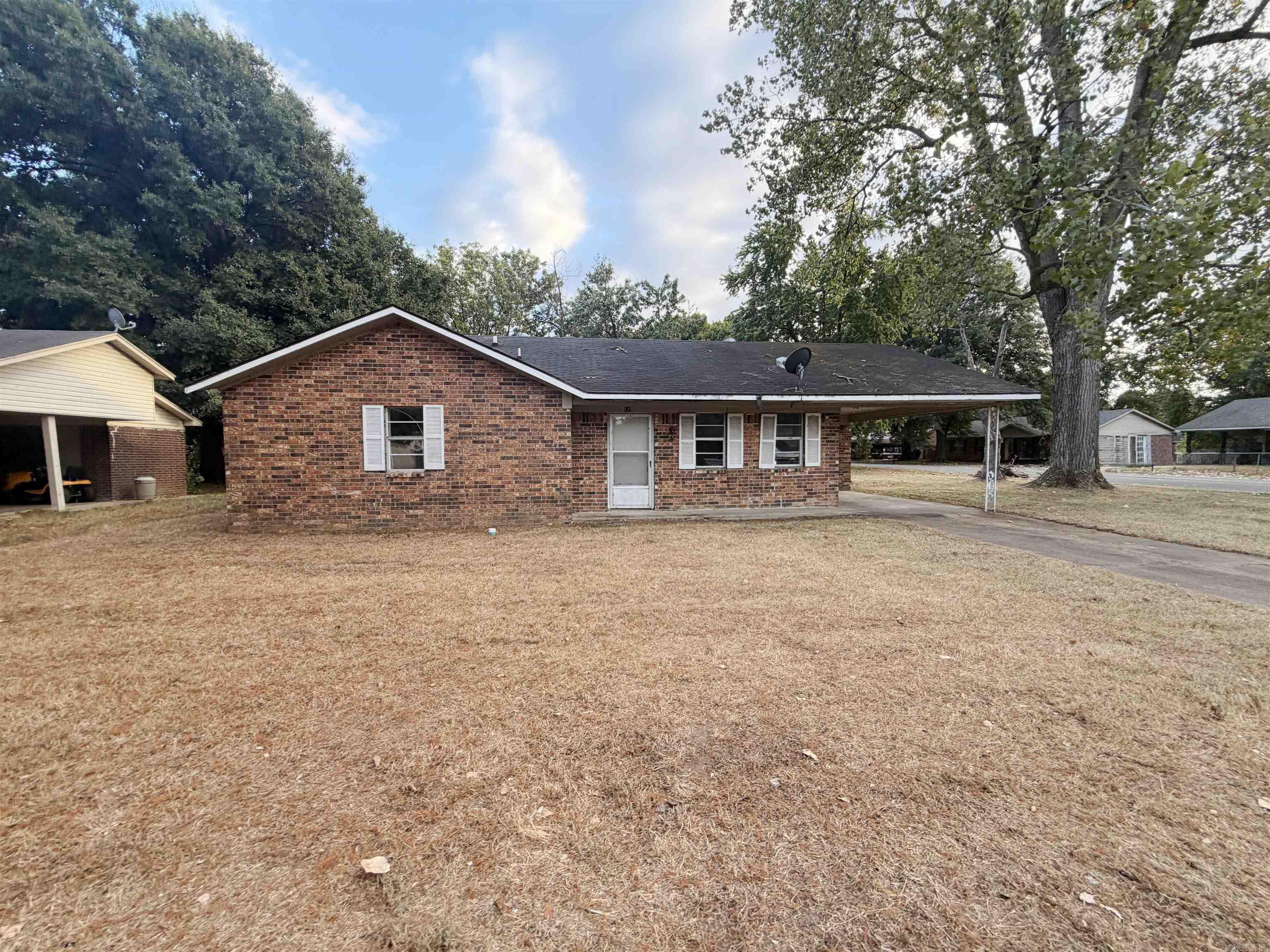 139 W Greenbriar Drive Property Photo 1