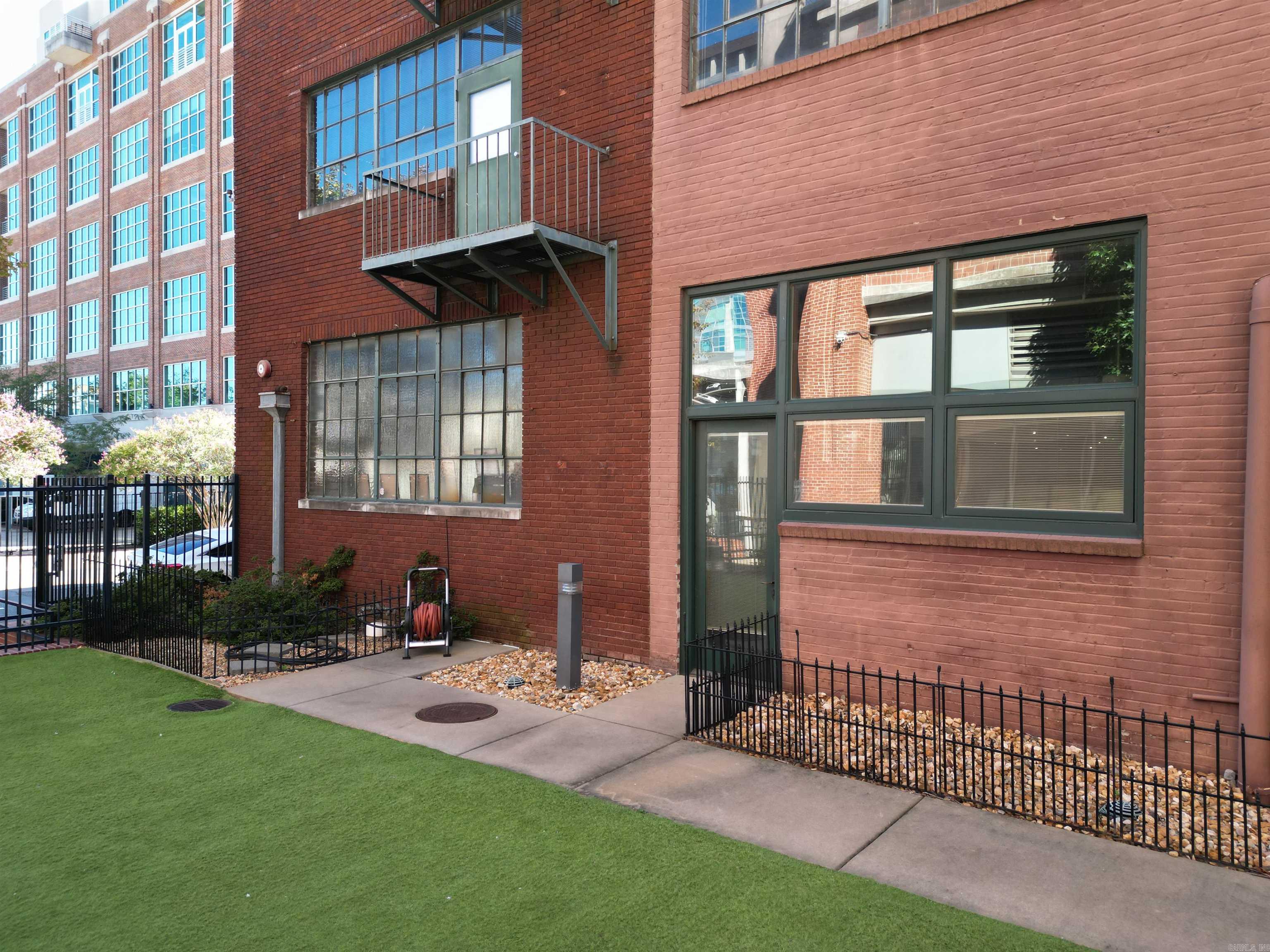 423 E 3Rd St #Courtyard 5 Property Photo 1
