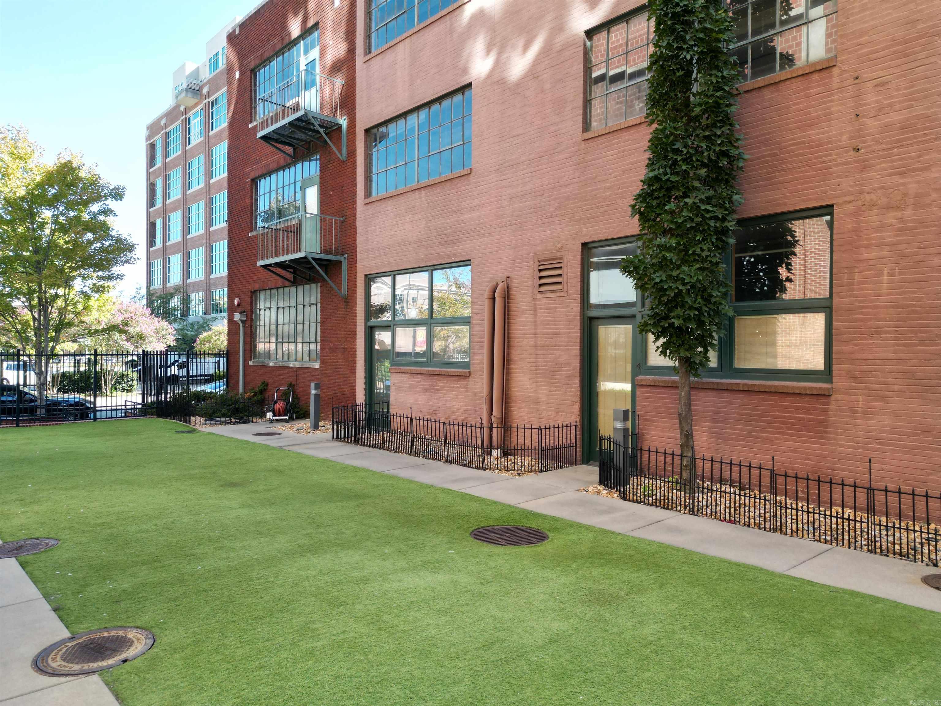 423 E 3rd St #courtyard 5 Property Photo 3