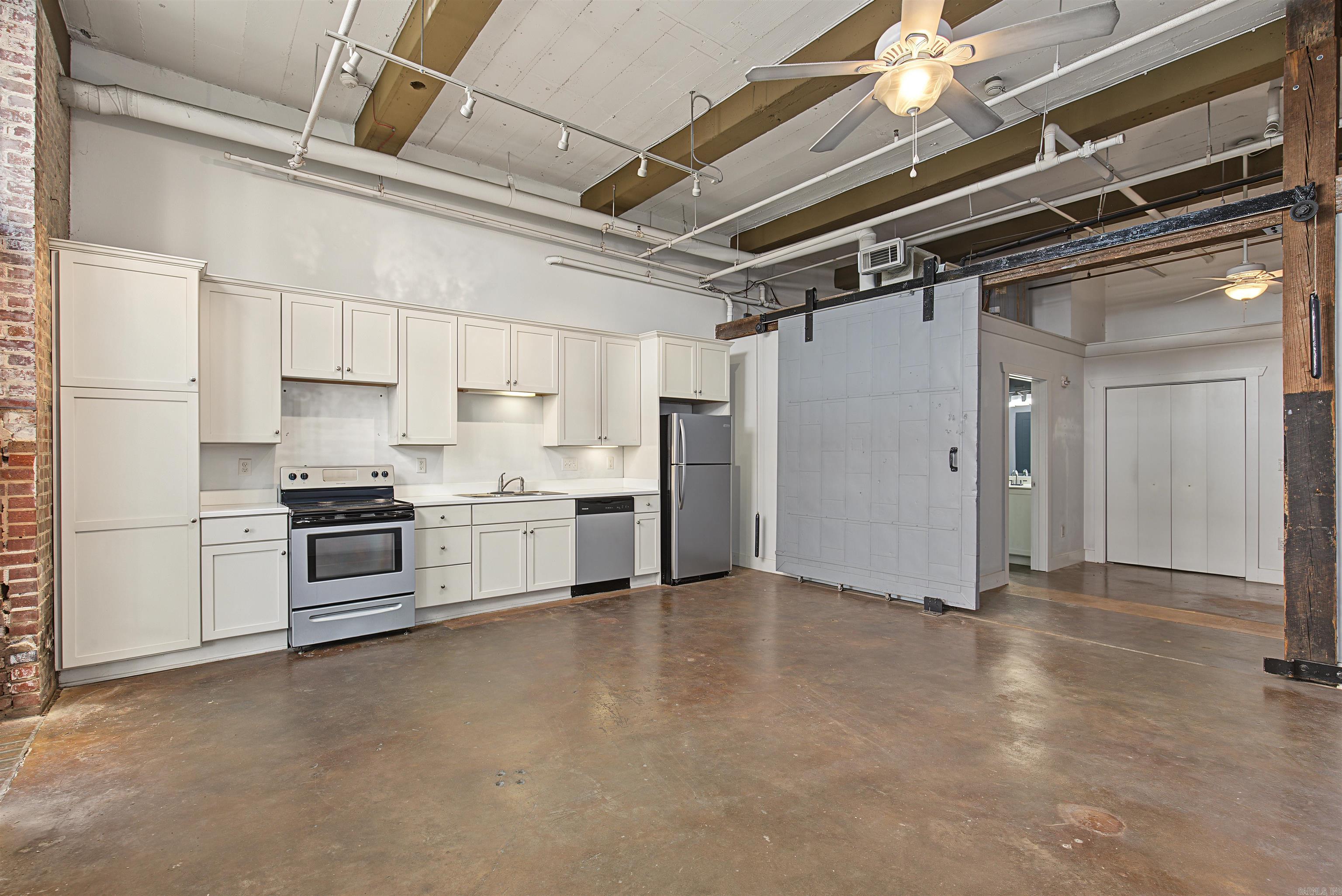 423 E 3rd St #courtyard 5 Property Photo 5