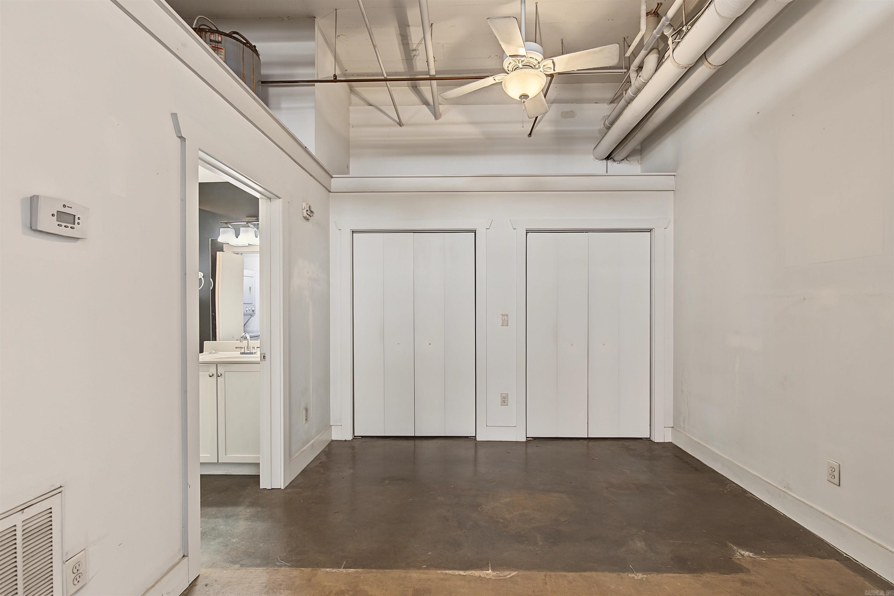 423 E 3rd St #courtyard 5 Property Photo 6