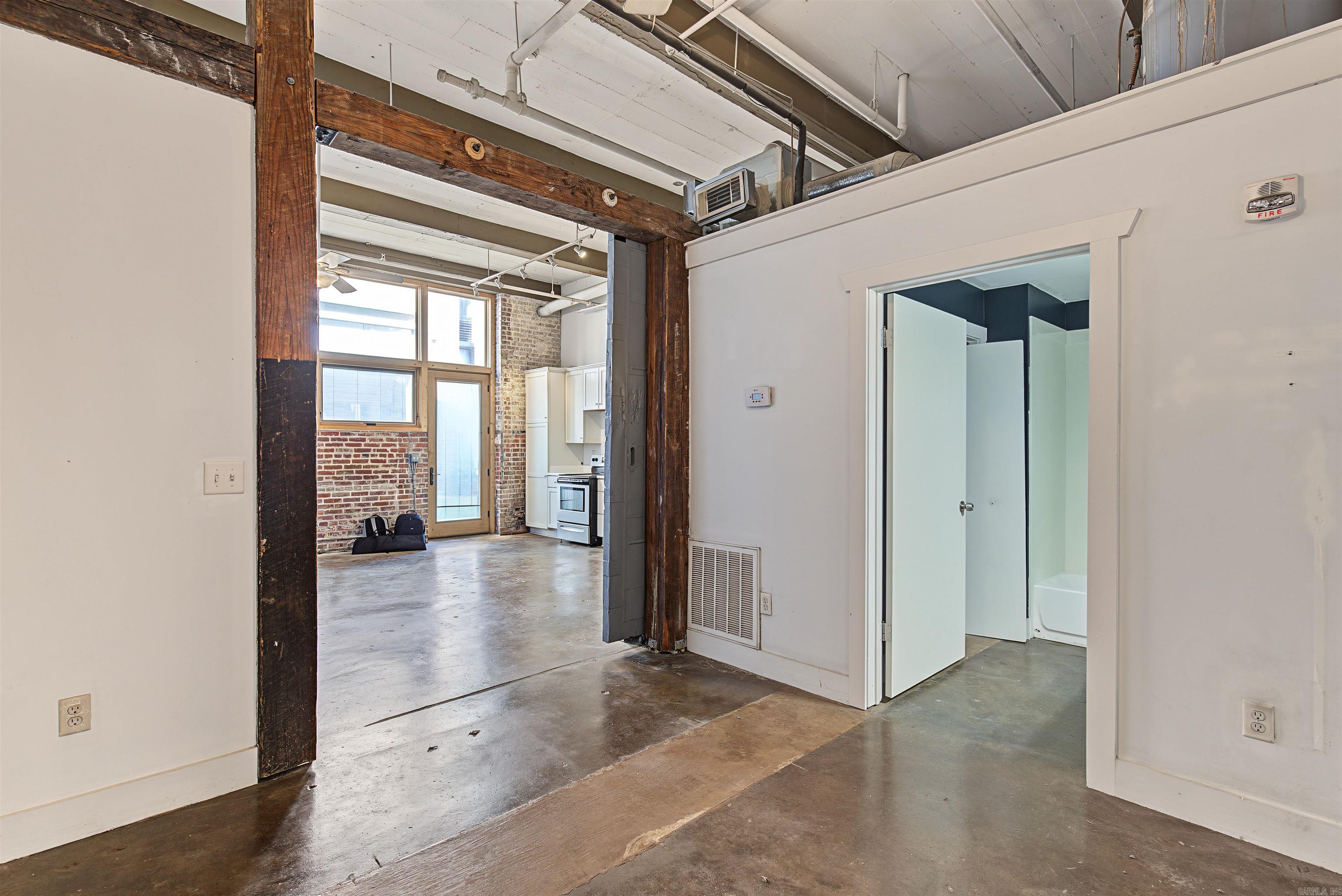 423 E 3rd St #courtyard 5 Property Photo 7