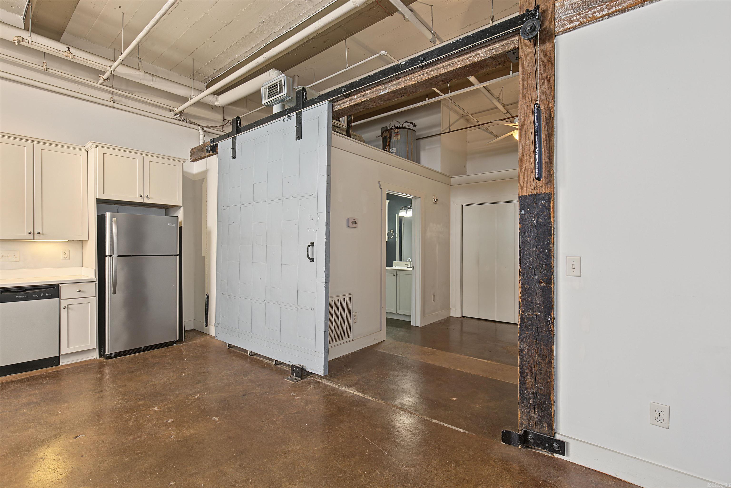 423 E 3rd St #courtyard 5 Property Photo 9