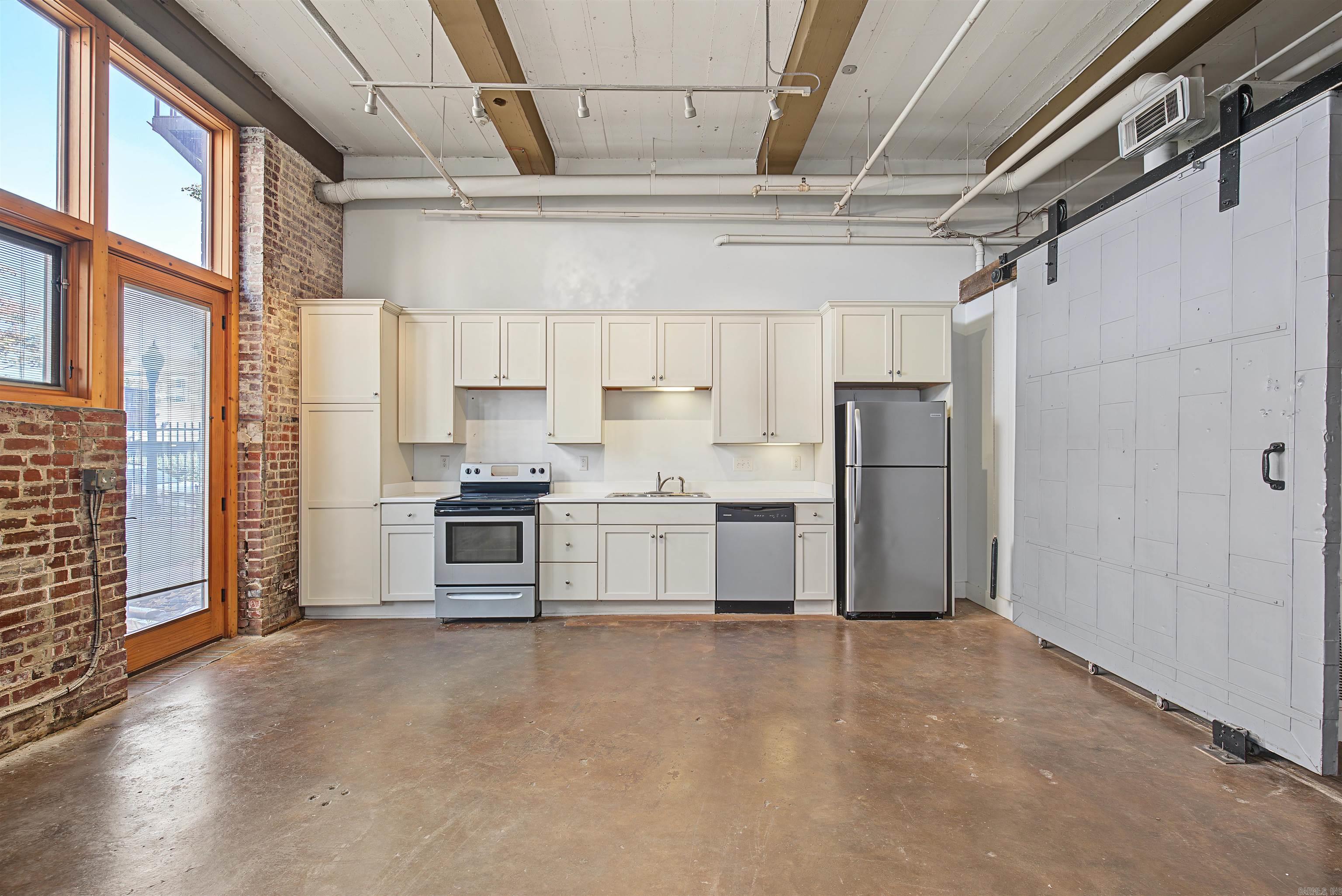 423 E 3rd St #courtyard 5 Property Photo 10
