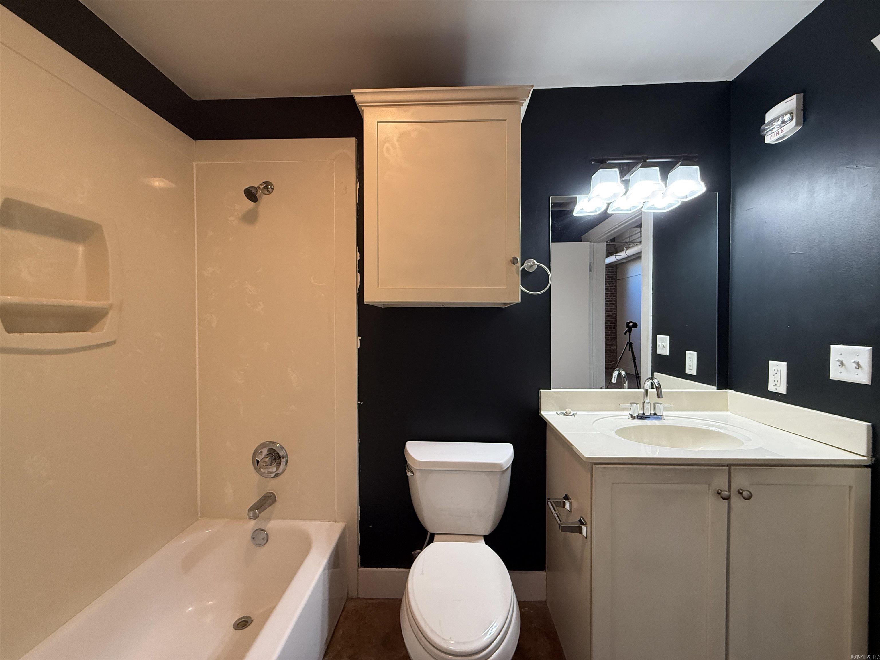 423 E 3rd St #courtyard 5 Property Photo 14
