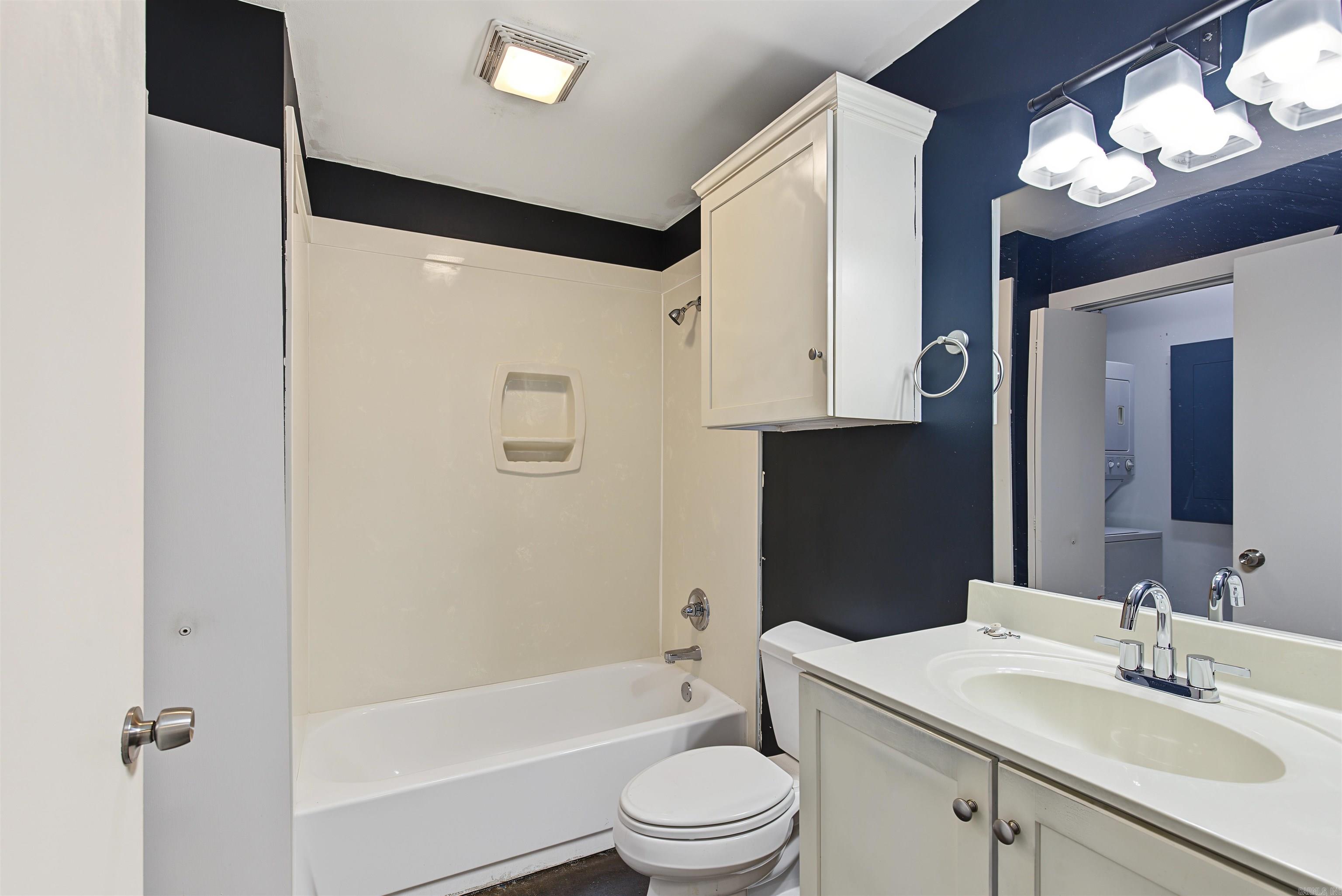 423 E 3rd St #courtyard 5 Property Photo 15