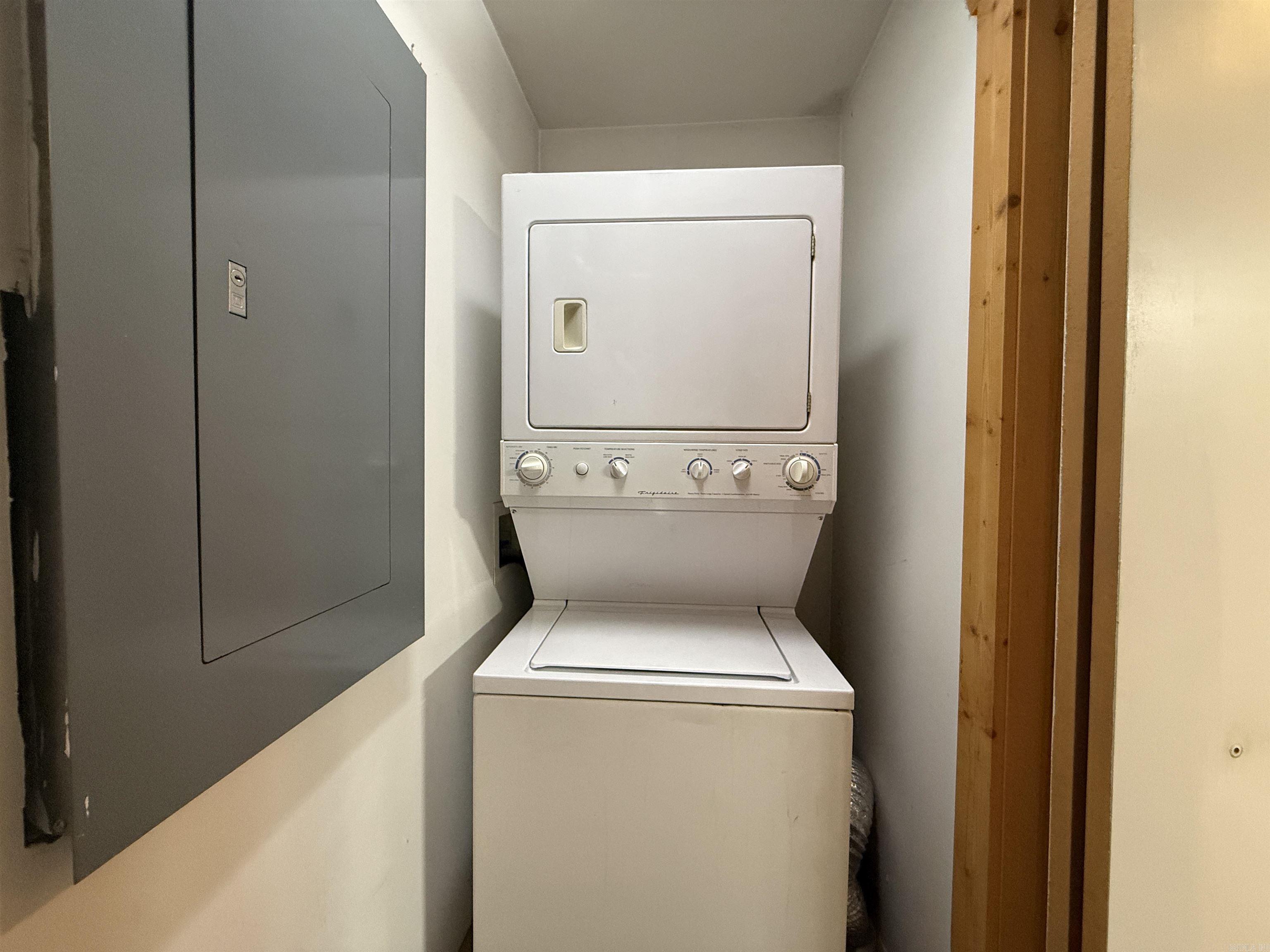 423 E 3rd St #courtyard 5 Property Photo 16