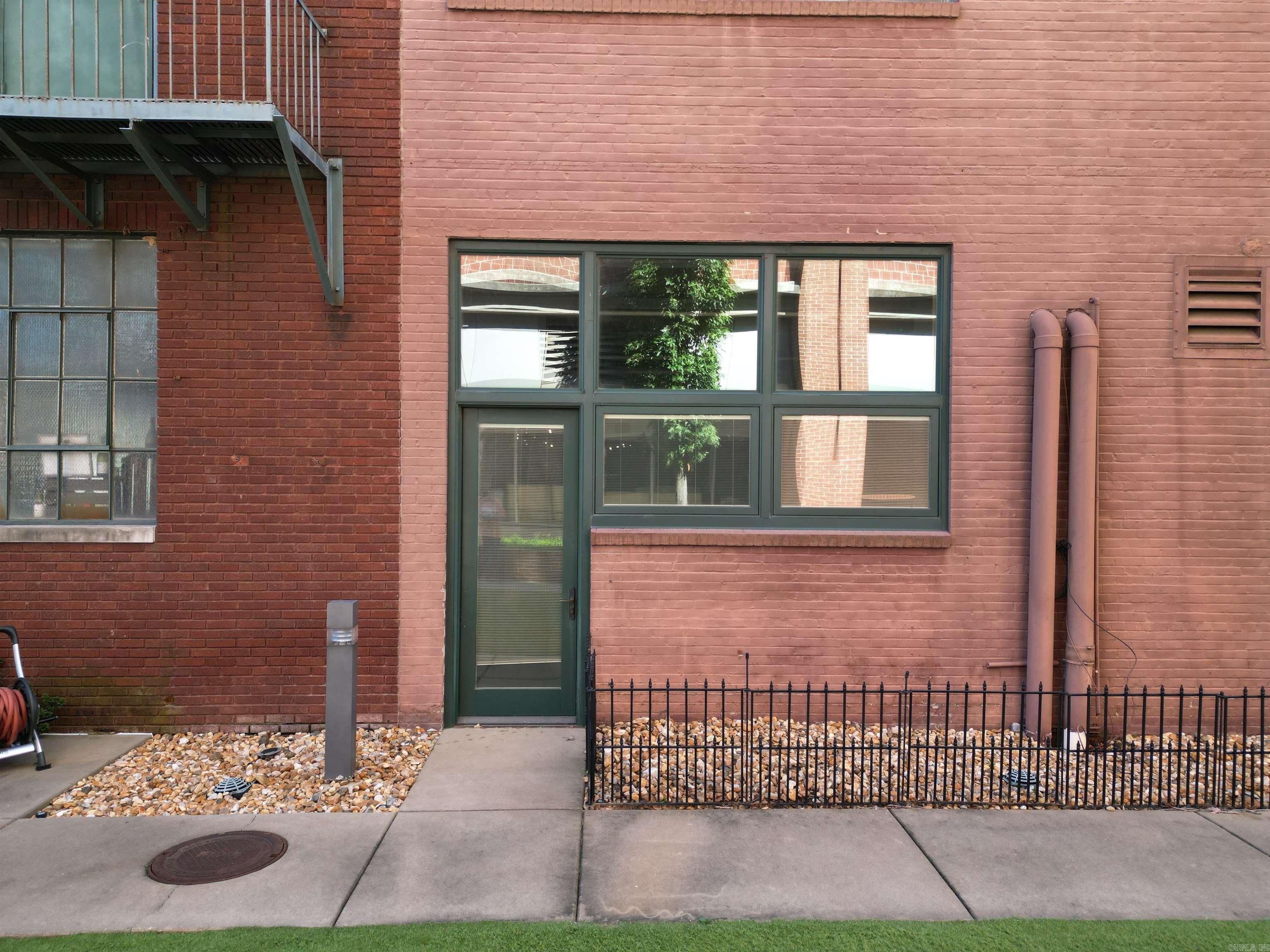 423 E 3rd St #courtyard 5 Property Photo 17