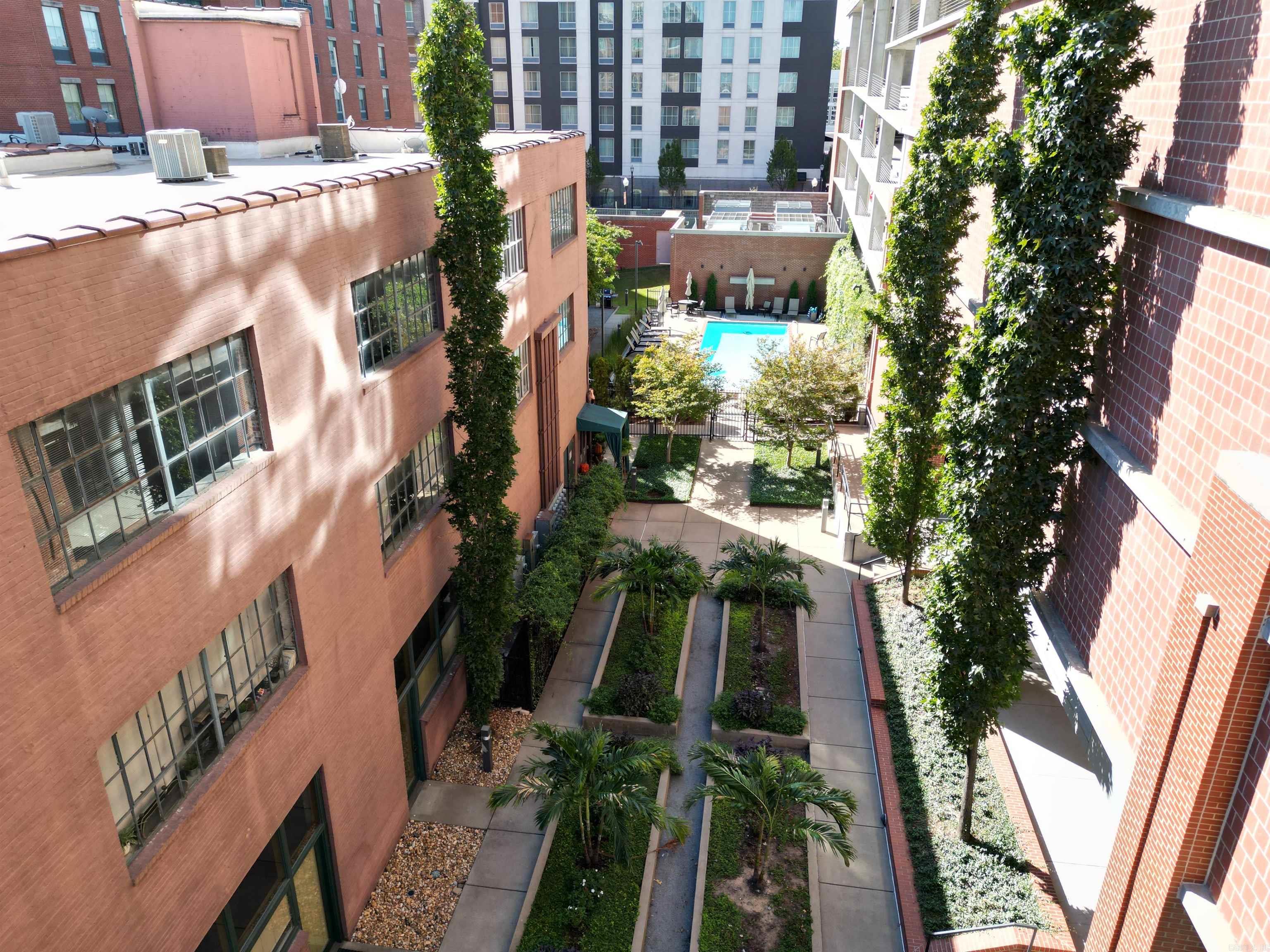 423 E 3rd St #courtyard 5 Property Photo 18